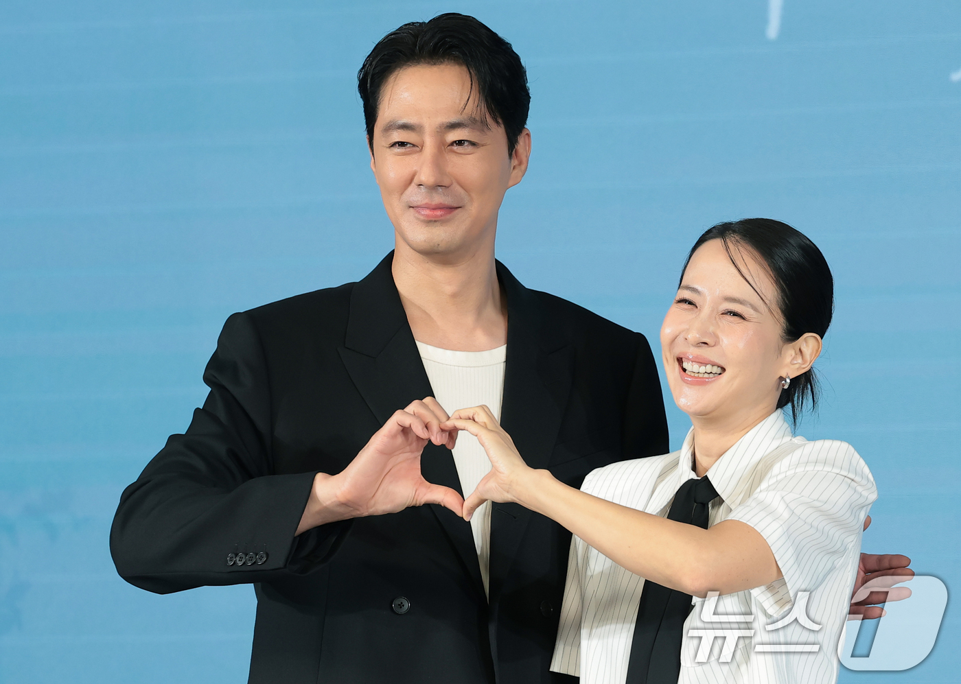 (서울=뉴스1) 권현진 기자 = 배우 조인성과 조여정(오른쪽)이 25일 서울 마포구 호텔 나루 서울 엠갤러리에서 열린 넷플릭스 영화 ‘가능한 사랑’ 제작보고회에 참석해 포즈를 취하 …