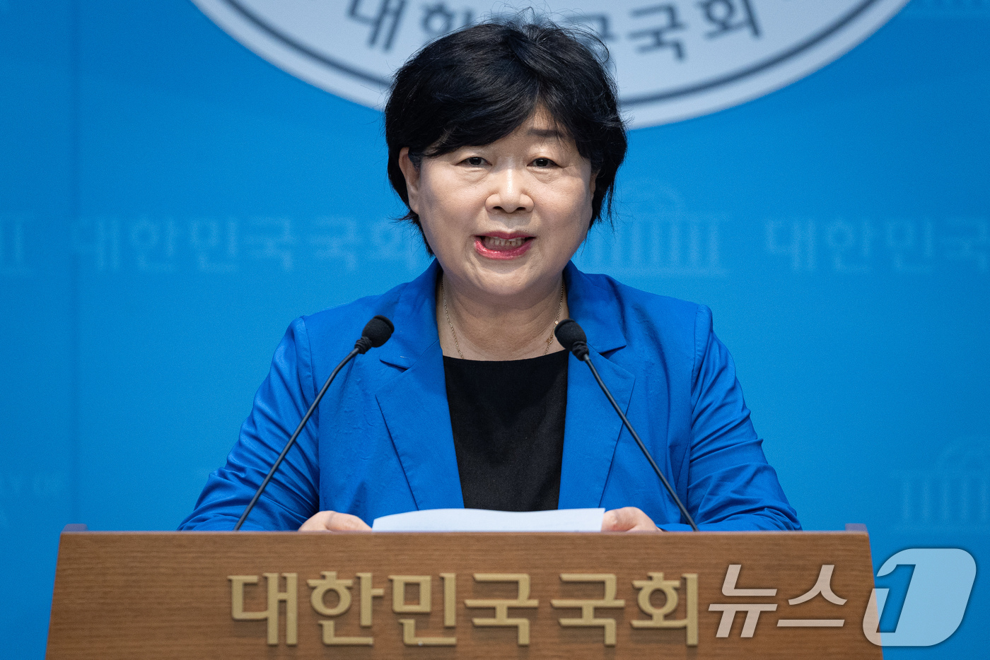 (서울=뉴스1) 유승관 기자 = 서영교 국회 법제사법위원장이 25일 서울 여의도 국회 소통관에서 조희대 대법원장 법사위 출석 촉구 및 최영중 성착취 범죄 등 관련 기자회견을 하고 …