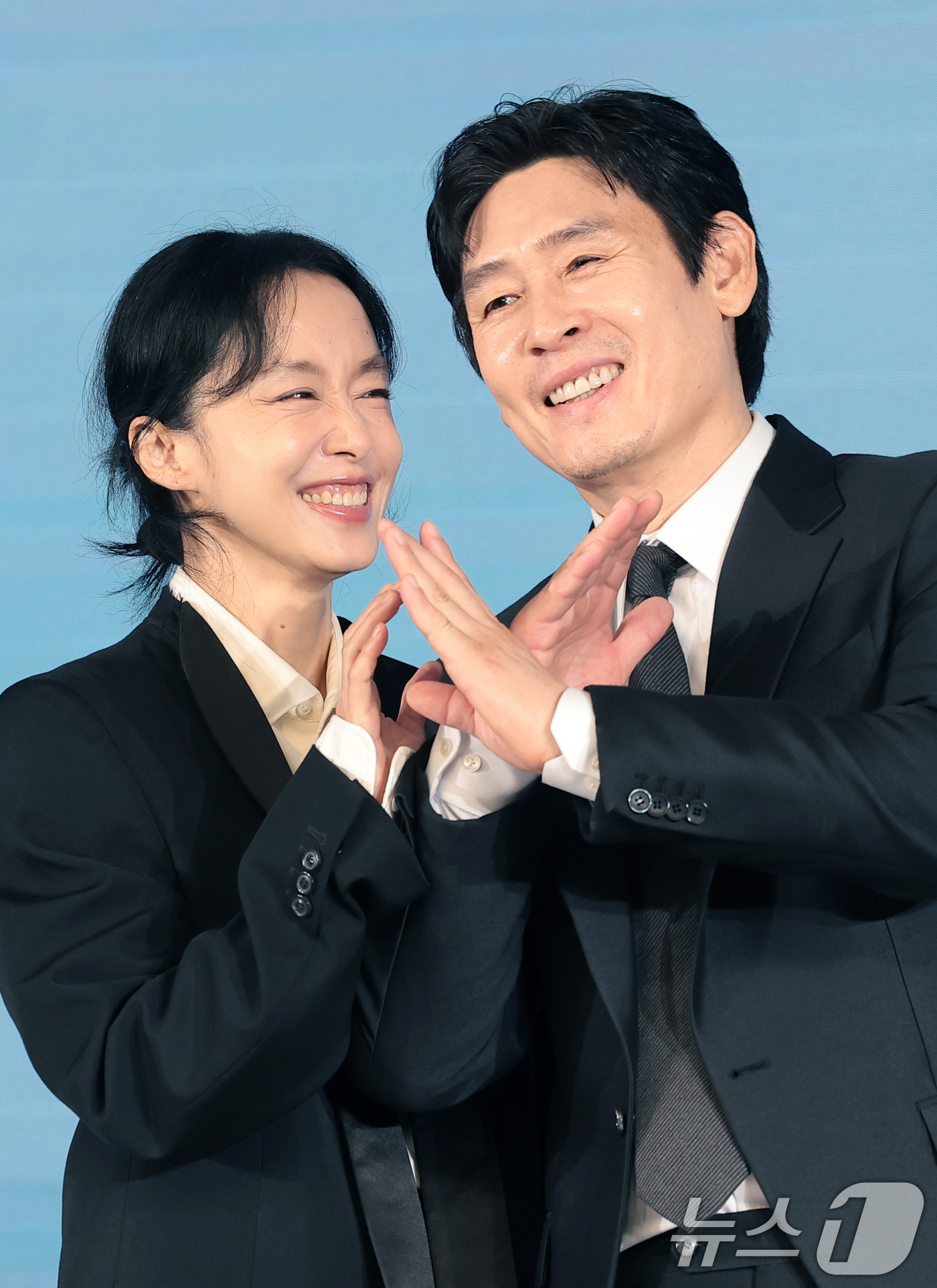 (서울=뉴스1) 권현진 기자 = 배우 전도연과 설경구(오른쪽)가 25일 서울 마포구 호텔 나루 서울 엠갤러리에서 열린 넷플릭스 영화 ‘가능한 사랑’ 제작보고회에 참석해 포즈를 취하 …