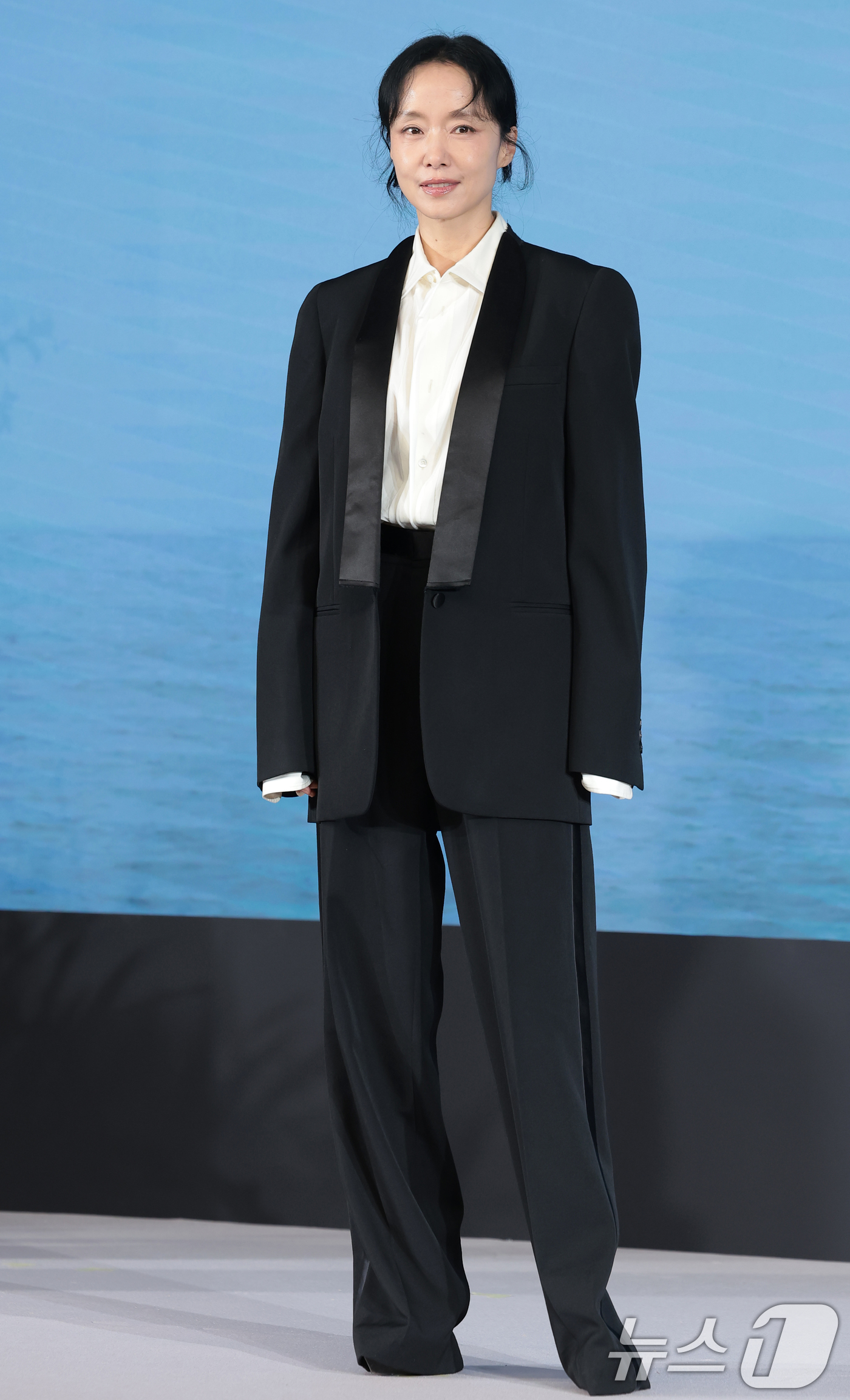 (서울=뉴스1) 권현진 기자 = 배우 전도연이 25일 서울 마포구 호텔 나루 서울 엠갤러리에서 열린 넷플릭스 영화 ‘가능한 사랑’ 제작보고회에 참석해 포즈를 취하고 있다.‘가능한 …