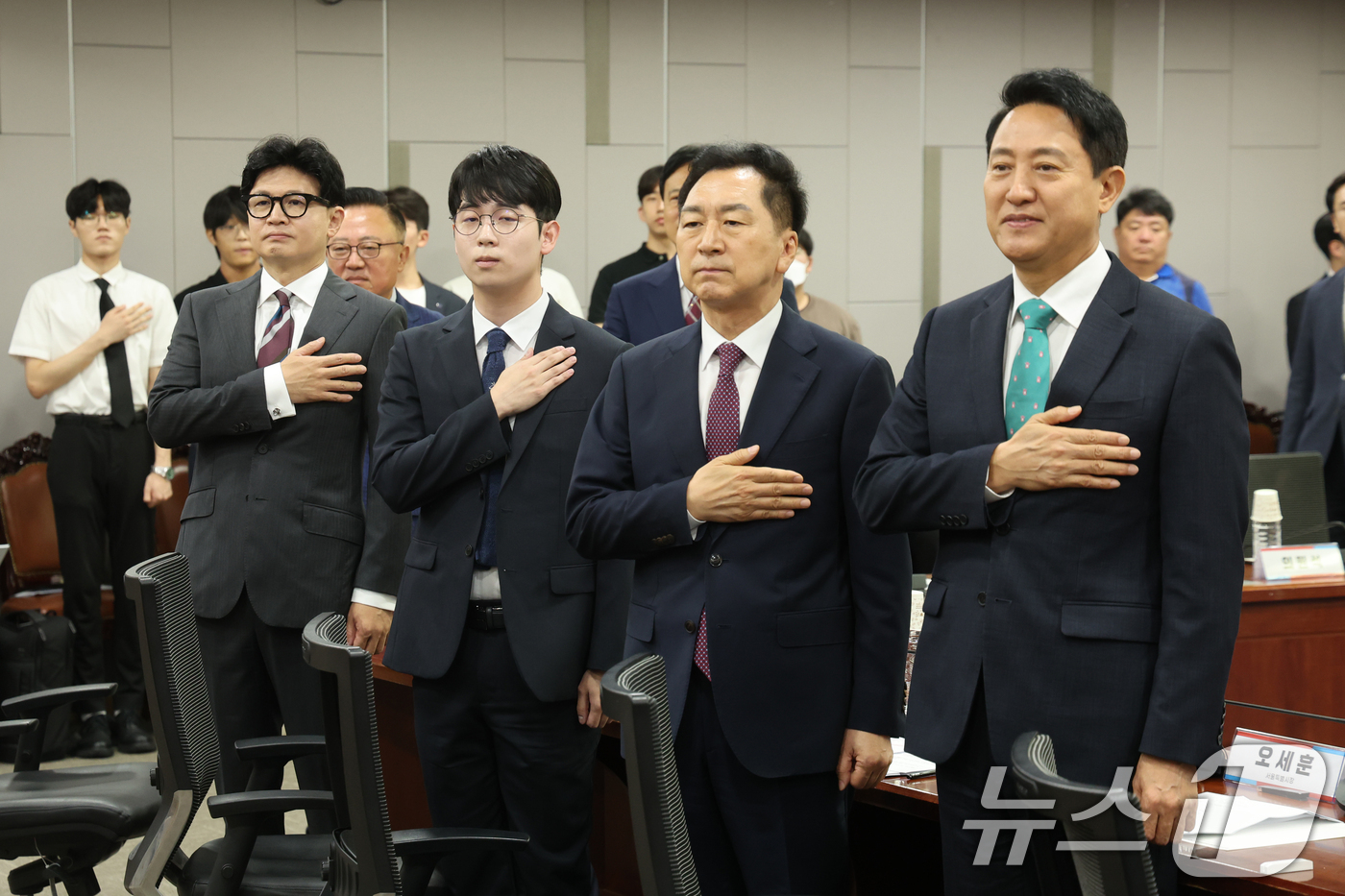(서울=뉴스1) 황기선 기자 = 한동훈 무소속 의원(왼쪽부터)과 홍태화 미국 외교정책연구소 연구원, 김기현 국민의힘 의원, 오세훈 서울시장이 25일 오전 서울 국회 의원회관에서 열 …