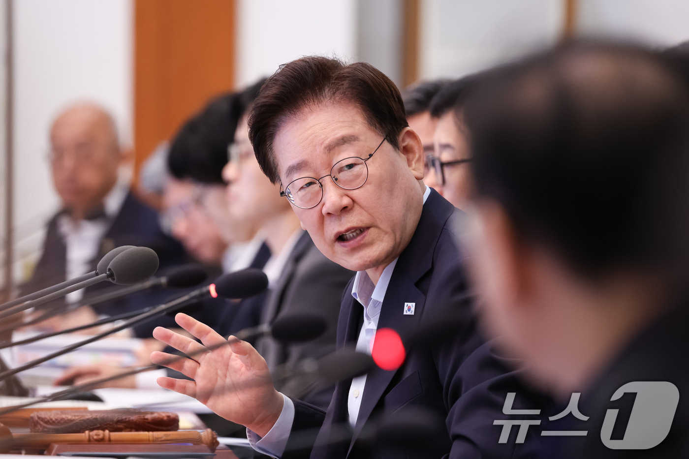 (서울=뉴스1) 허경 기자 = 이재명 대통령이 25일 청와대에서 열린 국무회의에서 김윤덕 국토교통부 장관에게 질문하고 있다. 2026.8.25/뉴스1
