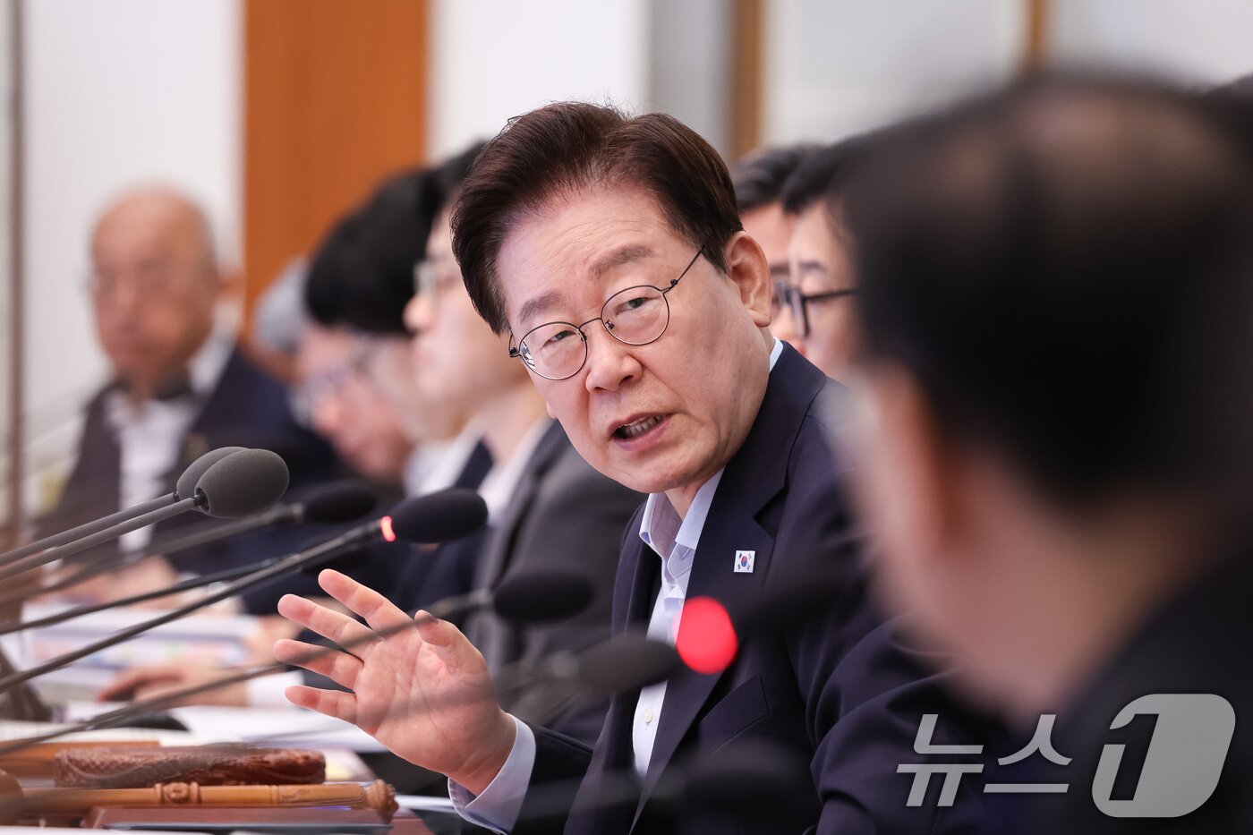 본문 이미지 - 이재명 대통령이 25일 청와대에서 열린 국무회의에서 김윤덕 국토교통부 장관에게 질문하고 있다. 2026.8.25 ⓒ 뉴스1 허경 기자