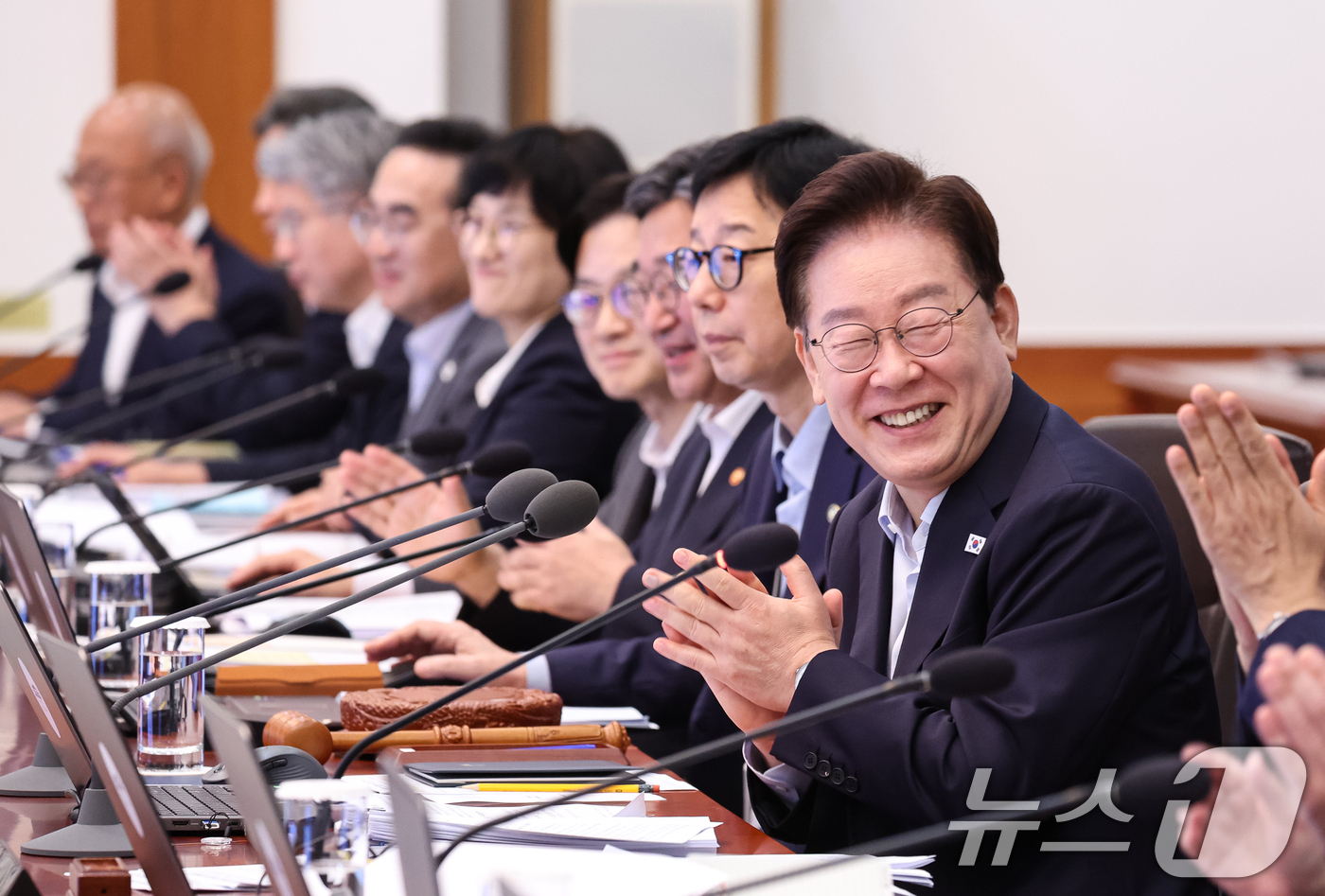 (서울=뉴스1) 허경 기자 = 이재명 대통령이 25일 청와대에서 열린 국무회의에서 박수를 치고 있다. 2026.8.25/뉴스1