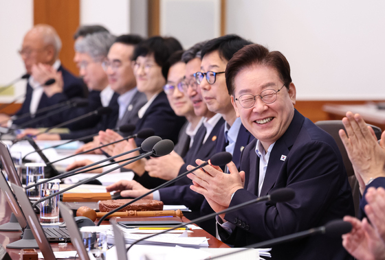 박수치는 이재명 대통령