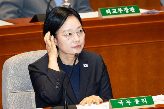 질의 경청하는 한성숙 총리
