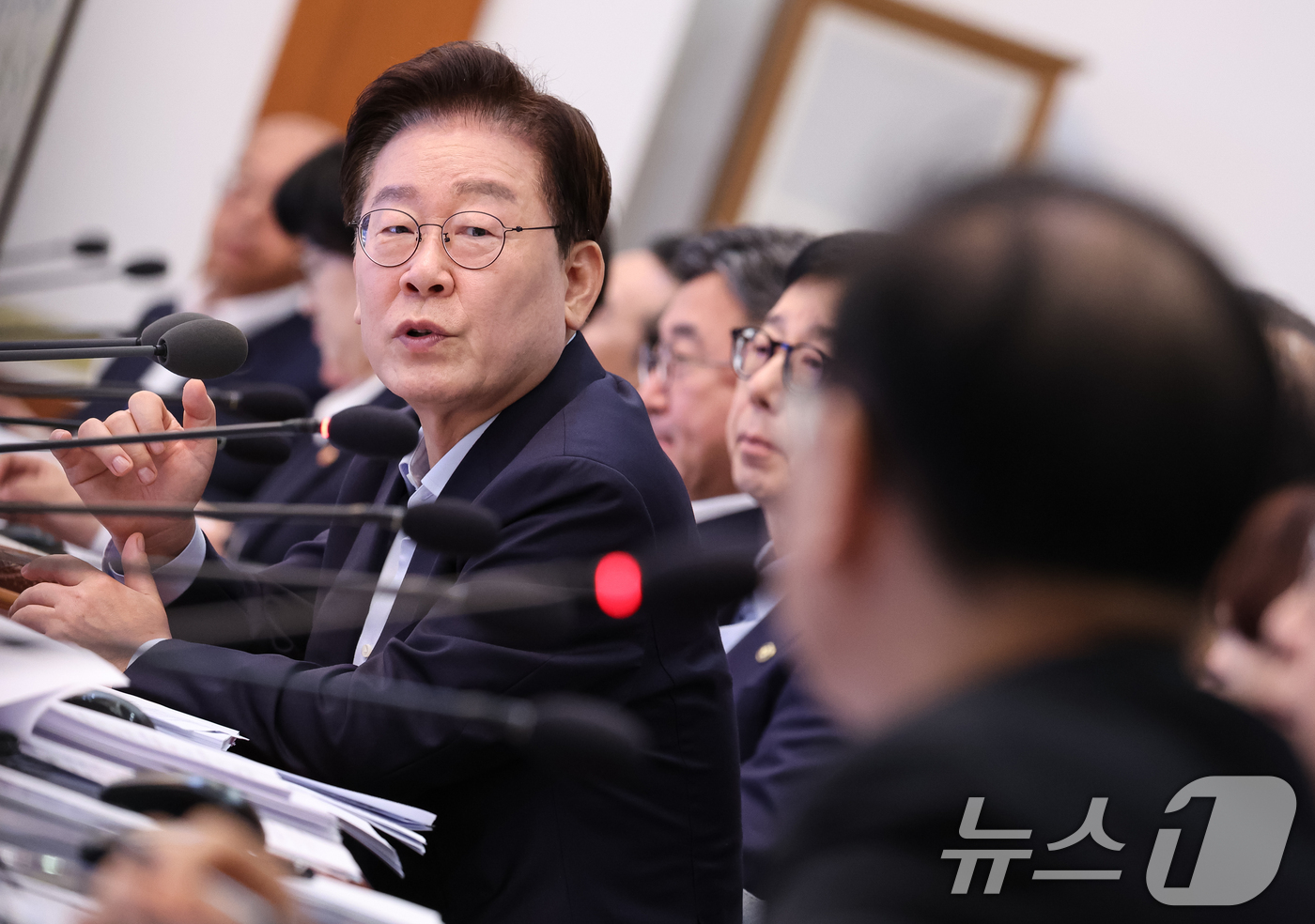 (서울=뉴스1) 허경 기자 = 이재명 대통령이 25일 청와대에서 열린 국무회의에서 김윤덕 국토교통부 장관에게 질문하고 있다. 2026.8.25/뉴스1