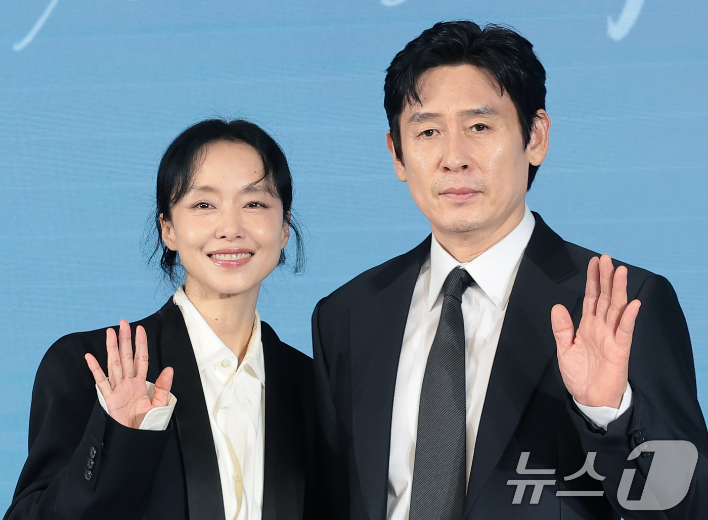 (서울=뉴스1) 권현진 기자 = 배우 전도연과 설경구(오른쪽)가 25일 서울 마포구 호텔 나루 서울 엠갤러리에서 열린 넷플릭스 영화 ‘가능한 사랑’ 제작보고회에 참석해 포즈를 취하 …