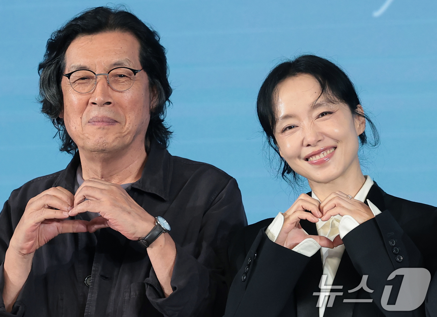 (서울=뉴스1) 권현진 기자 = 이창동 감독과 전도연(오른쪽)이 25일 서울 마포구 호텔 나루 서울 엠갤러리에서 열린 넷플릭스 영화 ‘가능한 사랑’ 제작보고회에 참석해 하트 포즈를 …