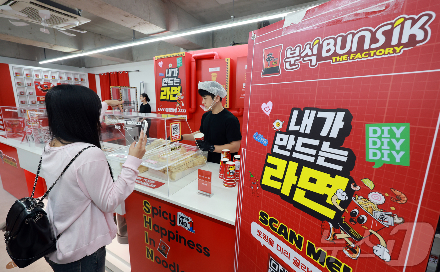 (서울=뉴스1) 이호윤 기자 = 25일 서울 성동구 신라면분식 더 팩토리를 찾은 2026 뉴스1 ‘K-브랜드’ 글로벌 캠프 참가자들이 라면 토핑을 고르고 있다.2026 뉴스1 ‘K …
