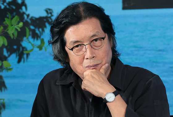 생각에 잠긴 이창동 감독
