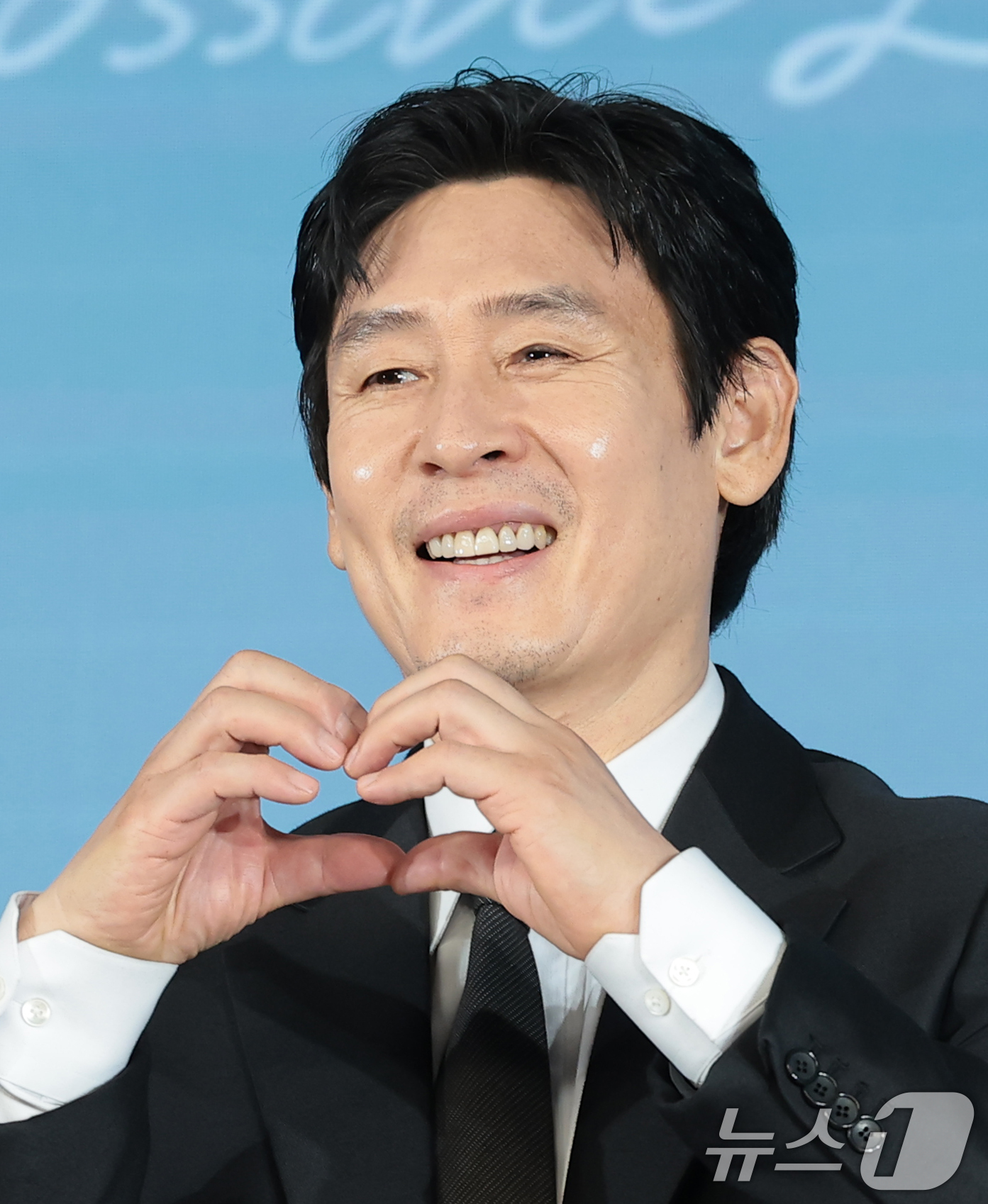 (서울=뉴스1) 권현진 기자 = 배우 설경구가 25일 서울 마포구 호텔 나루 서울 엠갤러리에서 열린 넷플릭스 영화 ‘가능한 사랑’ 제작보고회에 참석해 포즈를 취하고 있다.‘가능한 …