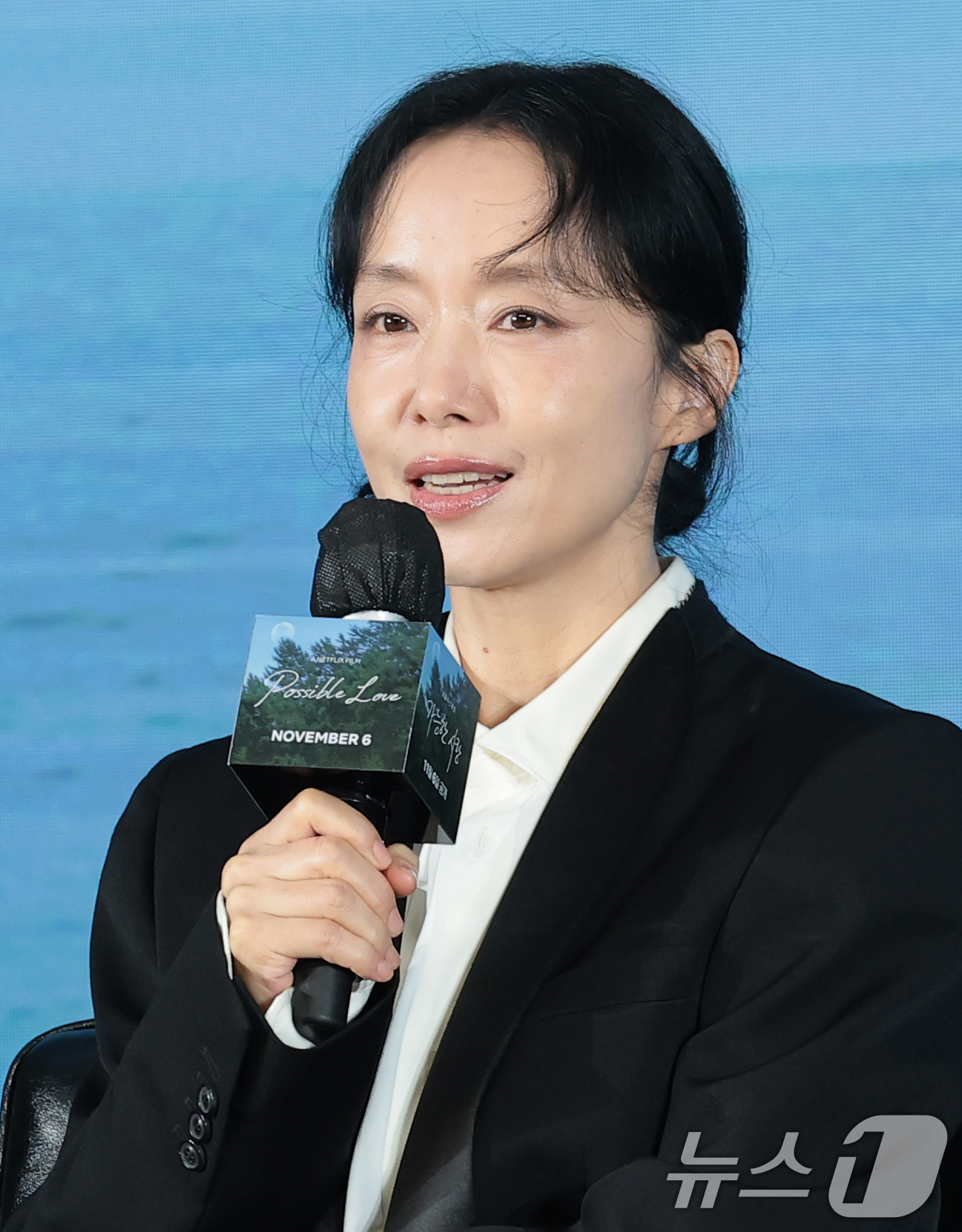 (서울=뉴스1) 권현진 기자 = 배우 전도연이 25일 서울 마포구 호텔 나루 서울 엠갤러리에서 열린 넷플릭스 영화 ‘가능한 사랑’ 제작보고회에 참석해 인사말을 하고 있다.‘가능한 …