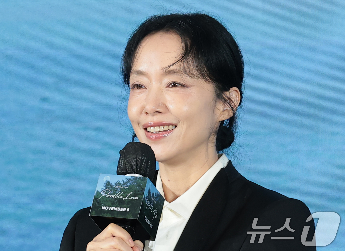 (서울=뉴스1) 권현진 기자 = 배우 전도연이 25일 서울 마포구 호텔 나루 서울 엠갤러리에서 열린 넷플릭스 영화 ‘가능한 사랑’ 제작보고회에 참석해 인사말을 하고 있다.‘가능한 …