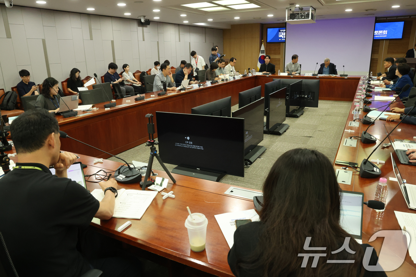 (서울=뉴스1) 황기선 기자 = 25일 오전 서울 여의도 국회 의원회관에서 열린 '국민이 신뢰하는 민주적 경찰개혁' 국회토론회에서 패널들이 토론을 하고 있다.  2026.8.25/ …