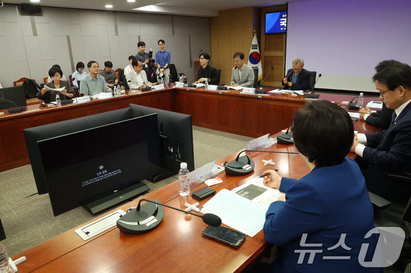 (서울=뉴스1) 황기선 기자 = 25일 오전 서울 여의도 국회 의원회관에서 열린 '국민이 신뢰하는 민주적 경찰개혁' 국회토론회에서 패널들이 토론을 하고 있다.  2026.8.25/ …