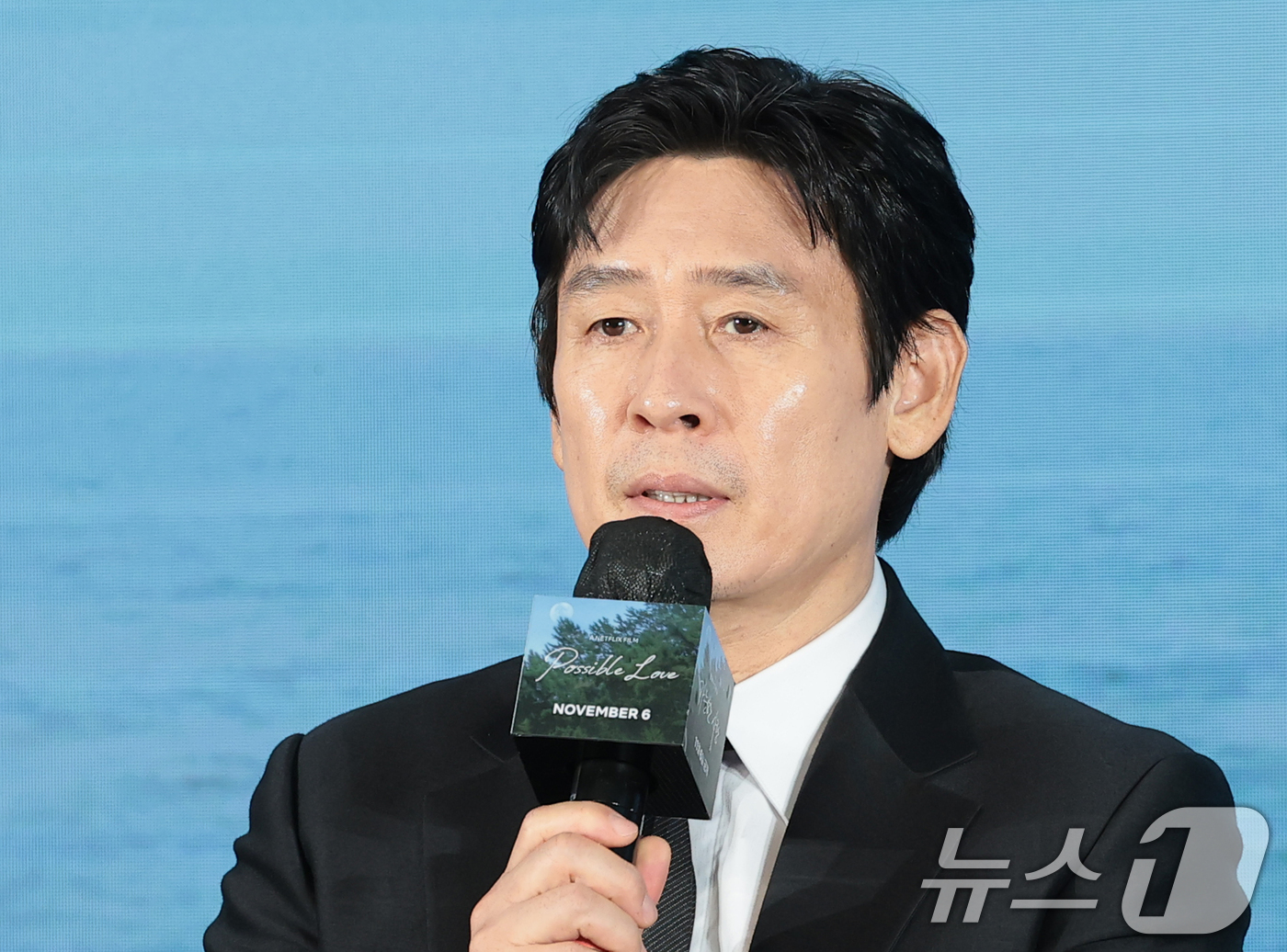 (서울=뉴스1) 권현진 기자 = 배우 설경구가 25일 서울 마포구 호텔 나루 서울 엠갤러리에서 열린 넷플릭스 영화 ‘가능한 사랑’ 제작보고회에 참석해 인사말을 하고 있다.‘가능한 …