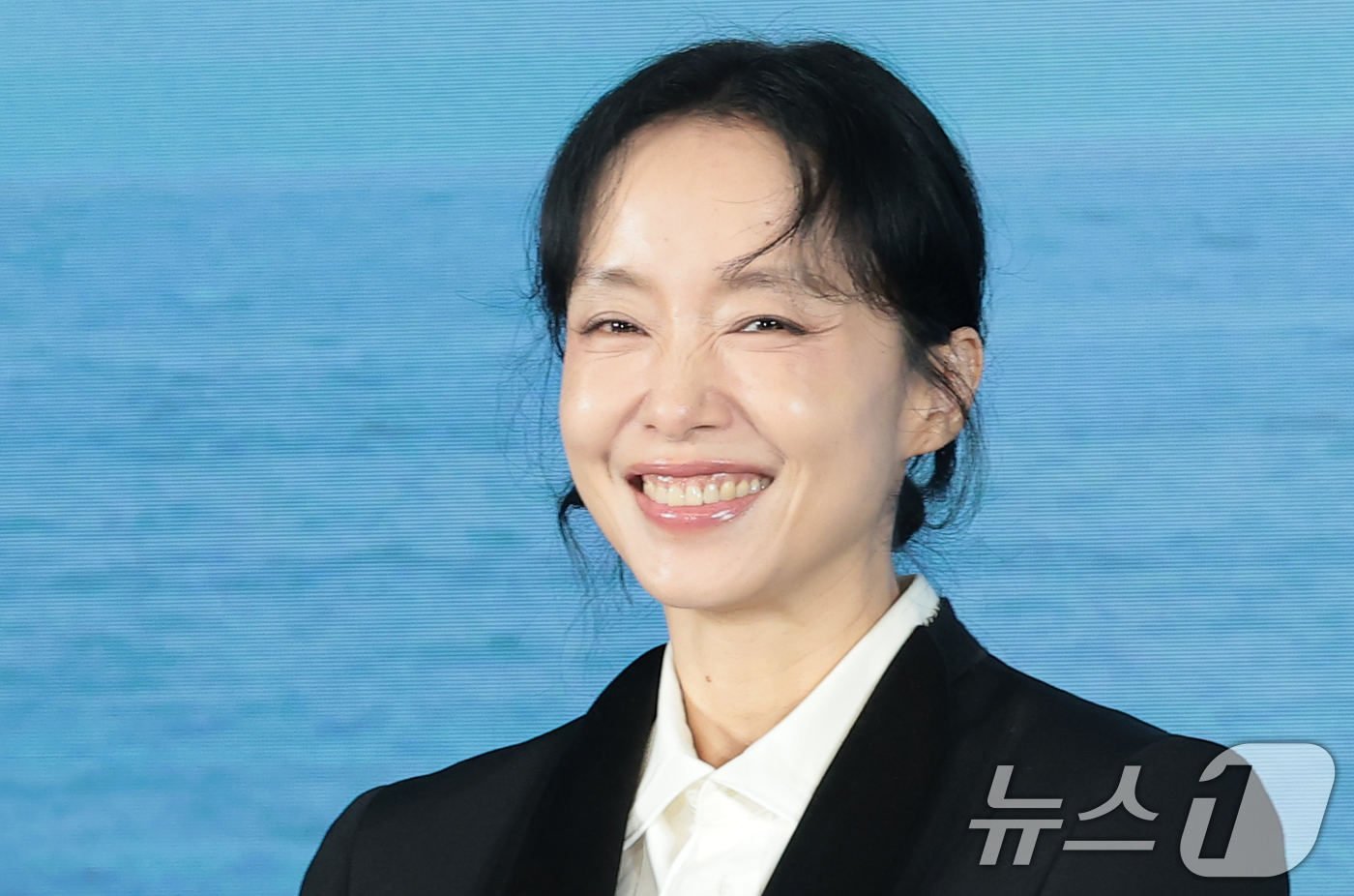 (서울=뉴스1) 권현진 기자 = 배우 전도연이 25일 서울 마포구 호텔 나루 서울 엠갤러리에서 열린 넷플릭스 영화 ‘가능한 사랑’ 제작보고회에 참석해 환한 미소를 짓고 있다.‘가능 …