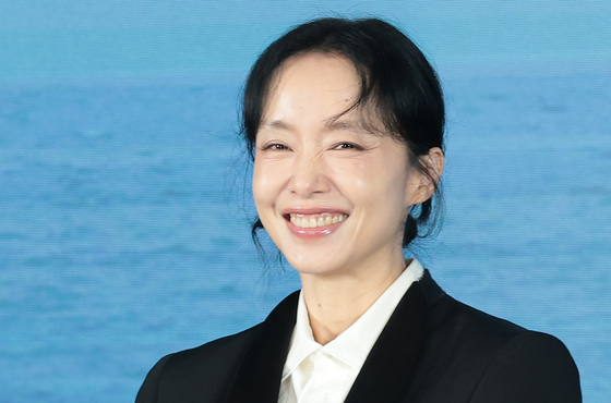 전도연, 트레이드 마크 '코찡긋' 미소