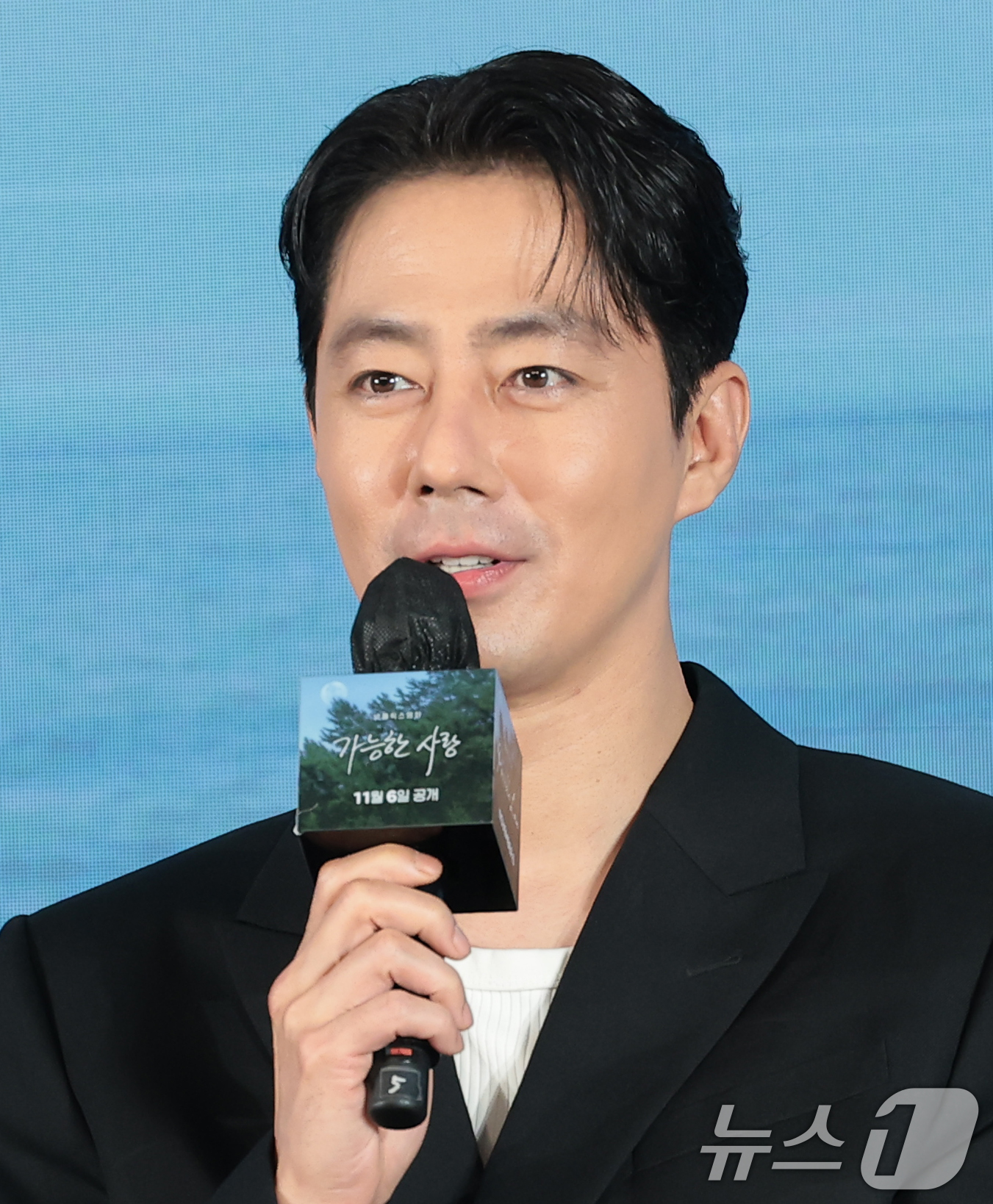 (서울=뉴스1) 권현진 기자 = 배우 조인성이 25일 서울 마포구 호텔 나루 서울 엠갤러리에서 열린 넷플릭스 영화 ‘가능한 사랑’ 제작보고회에 참석해 인사말을 하고 있다.‘가능한 …
