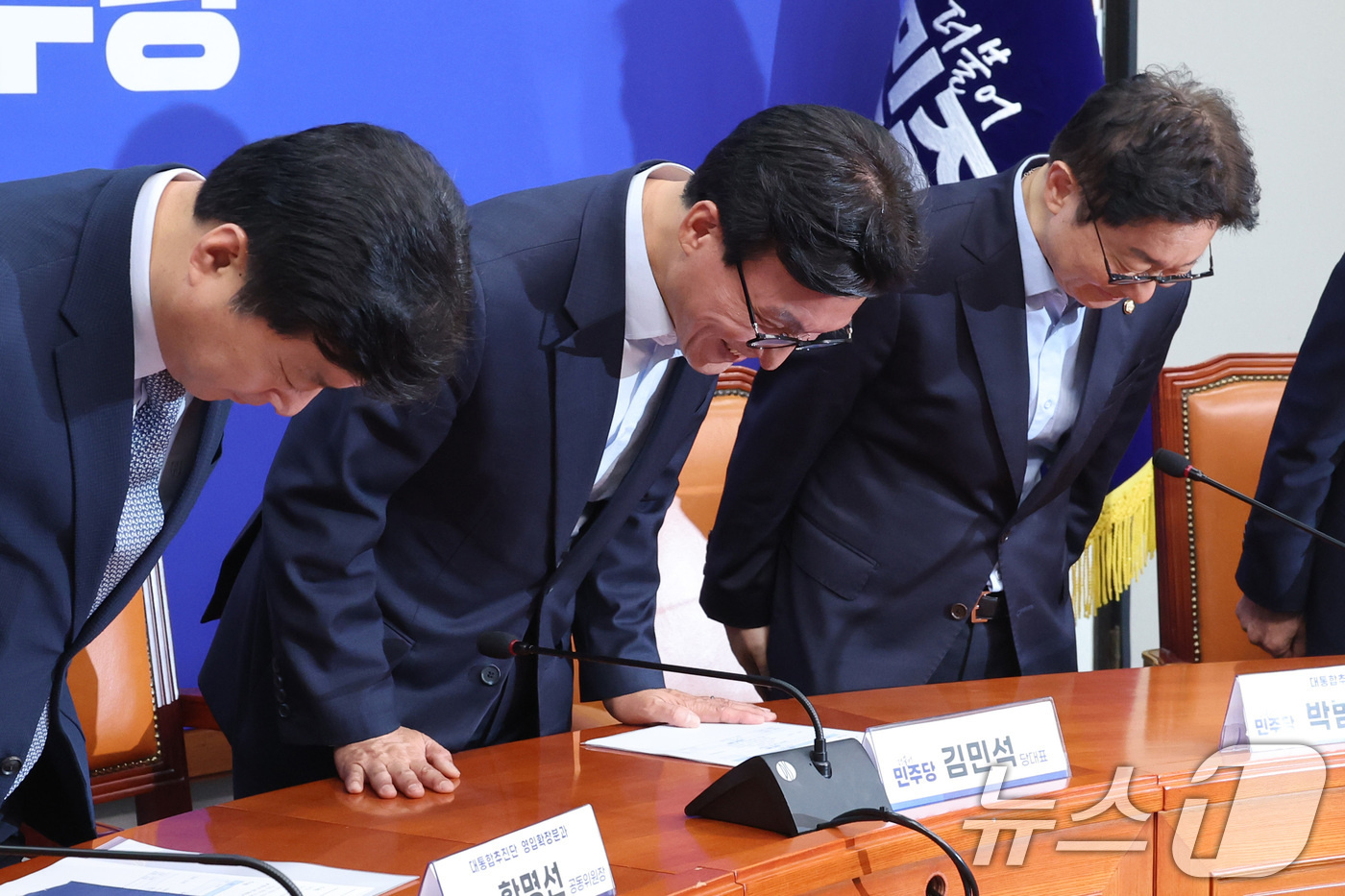 (서울=뉴스1) 신웅수 기자 = 김민석 더불어민주당 대표가 25일 서울 여의도 국회에서 열린 대통합추진단 1차 회의에서 인사하고 있다. 2026.8.25/뉴스1