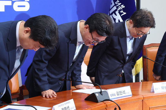 인사하는 김민석 대표