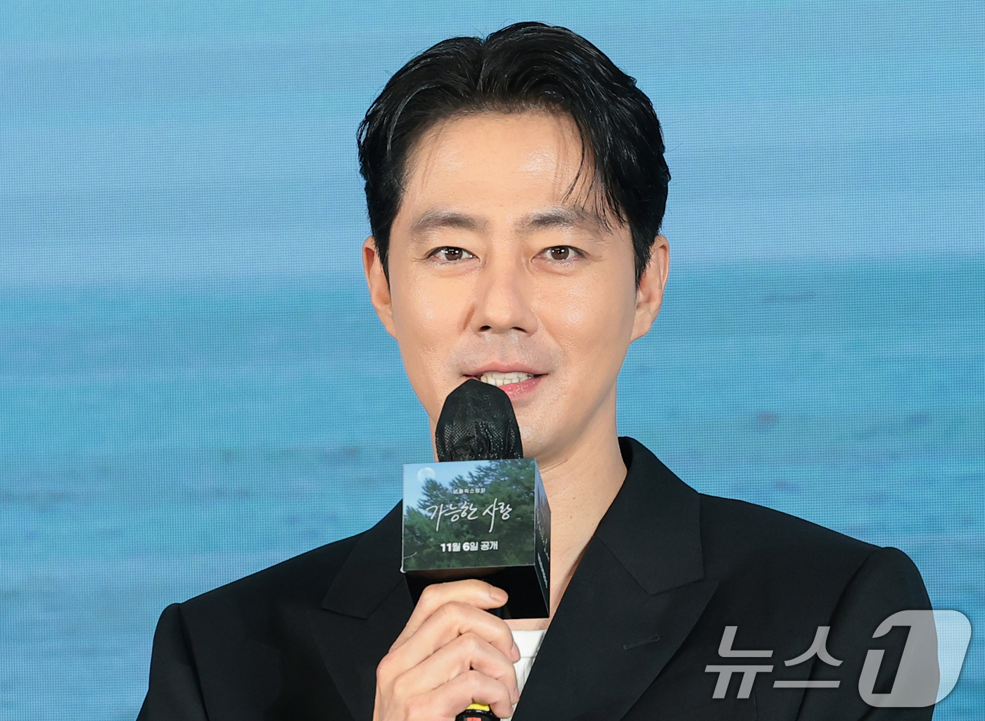 (서울=뉴스1) 권현진 기자 = 배우 조인성이 25일 서울 마포구 호텔 나루 서울 엠갤러리에서 열린 넷플릭스 영화 ‘가능한 사랑’ 제작보고회에 참석해 인사말을 하고 있다.‘가능한 …