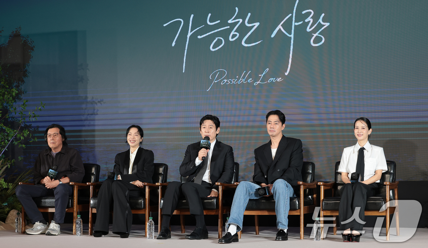 (서울=뉴스1) 권현진 기자 = 배우 설경구(왼쪽 세번째)가 25일 서울 마포구 호텔 나루 서울 엠갤러리에서 열린 넷플릭스 영화 ‘가능한 사랑’ 제작보고회에 참석해 취재진 질문에 …