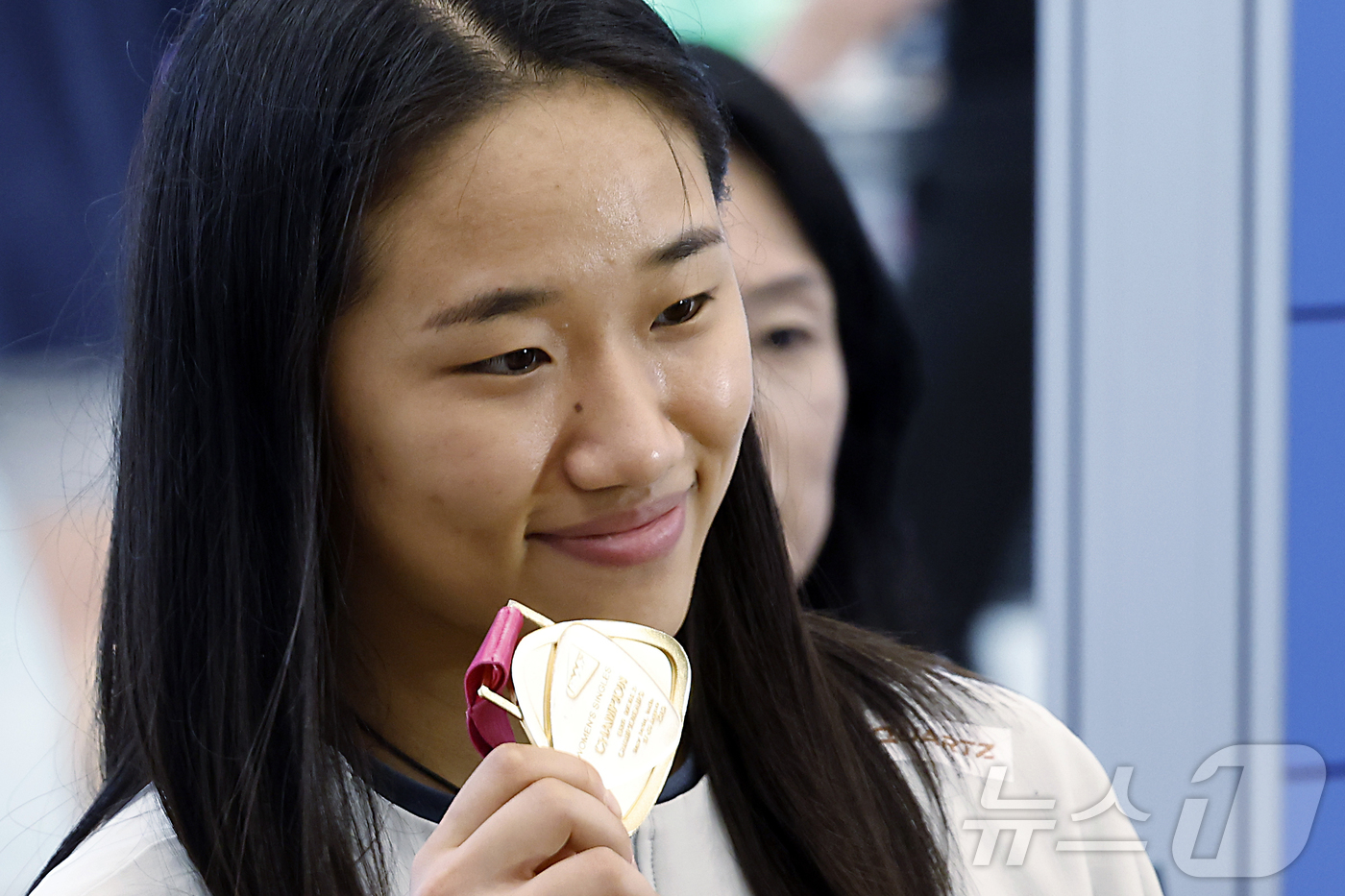 (인천공항=뉴스1) 박정호 기자 = 2026 세계배드민턴연맹(BWF) 세계선수권대회 여자 단식을 제패한 안세영이 25일 오전 인천국제공항을 통해 귀국해 우승 메달을 들어 보이고 있 …