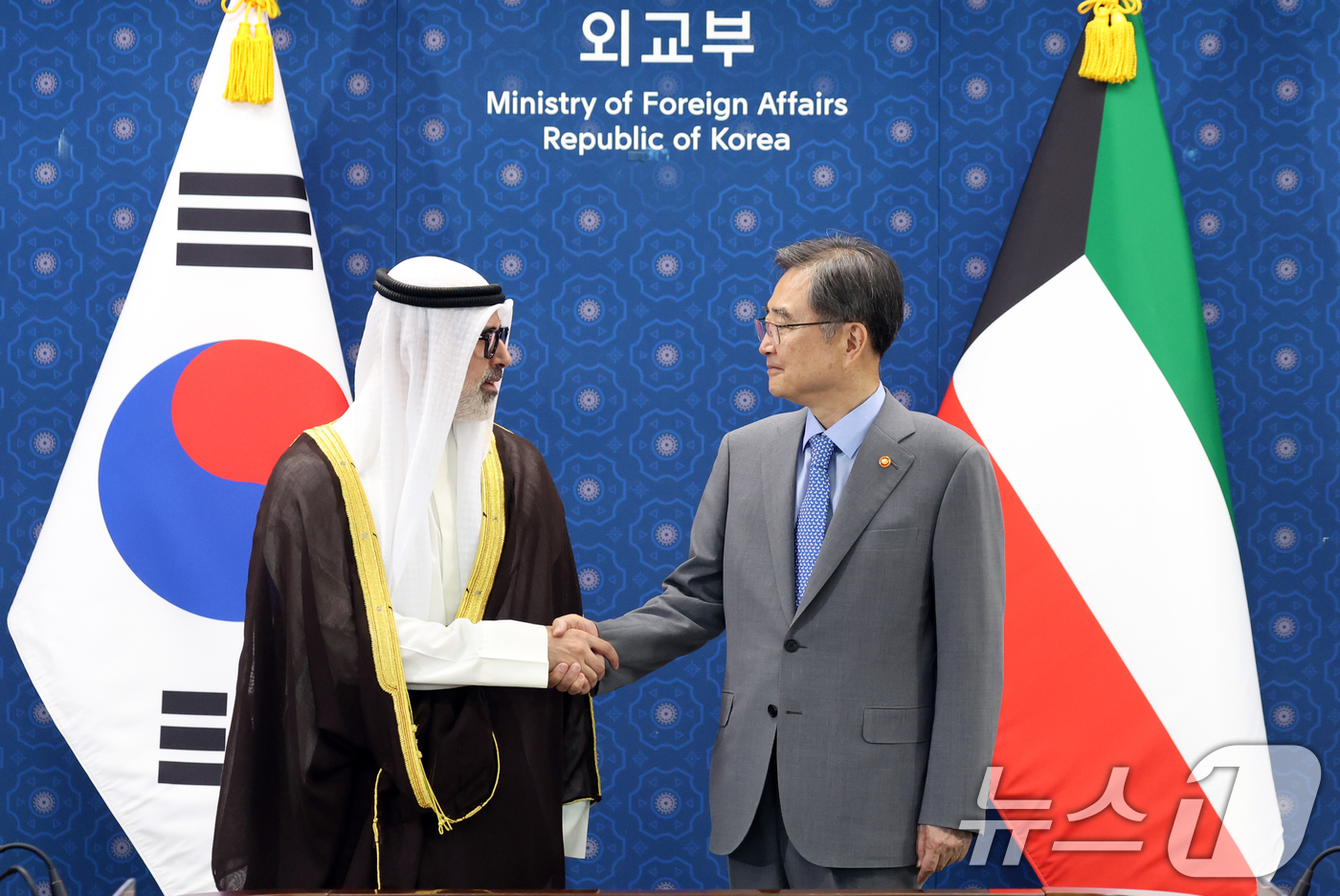 (서울=뉴스1) 김명섭 기자 = 조한 외교부 장관이 25일 서울 종로구 정부서울청사 별관 외교부에서 열린 한·쿠웨이트 외교장관회담에서 자라 알 사바 장관과 악수를 하고 있다. 20 …