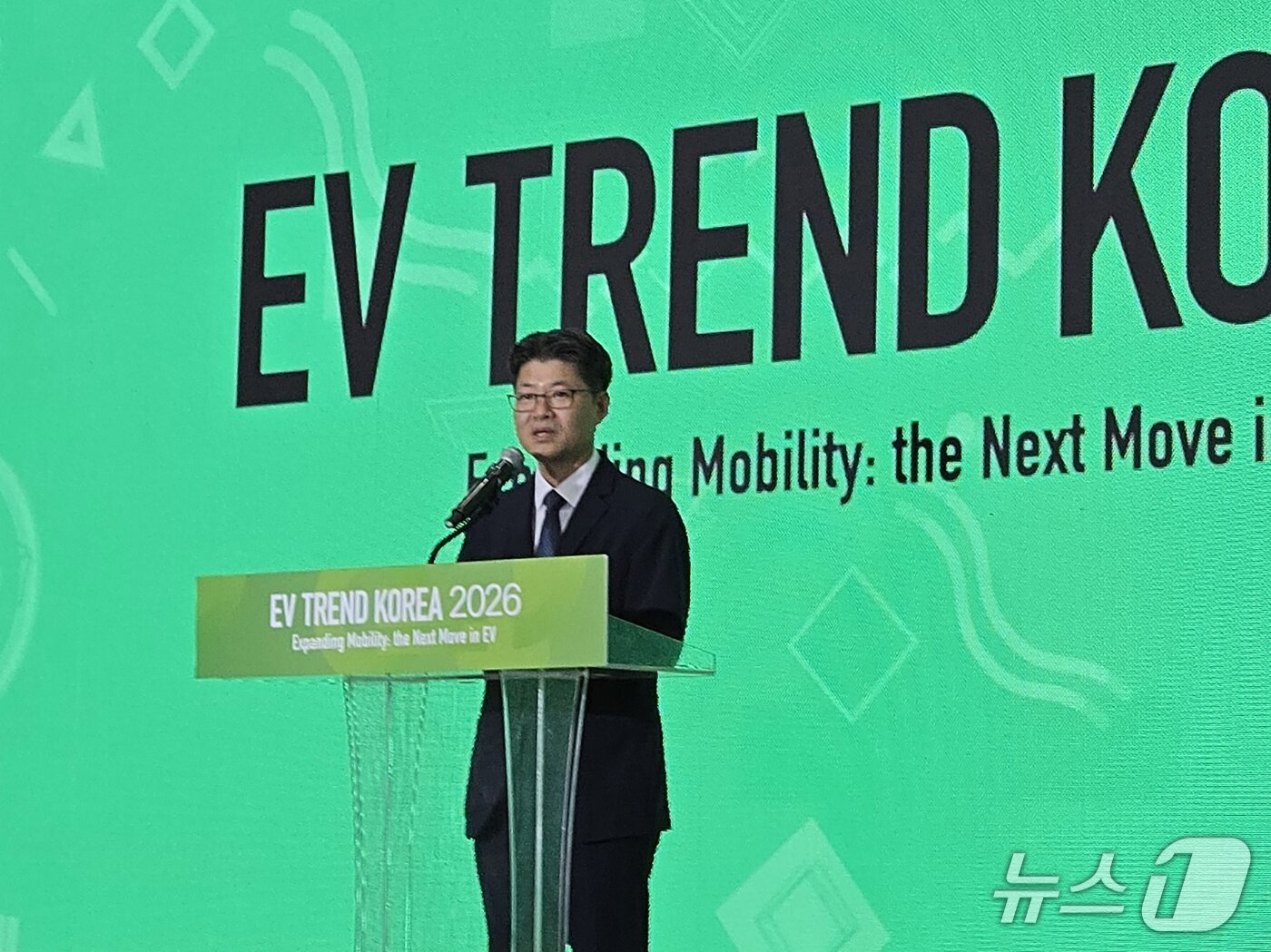 본문 이미지 - 25일 서울 강남 코엑스에서 진행된 'EV트렌드코리아 2026' 개막식에서 오일영 기후에너지환경부 기후에너지정책실장 축사를 하고 있다. 2026.8.25/뉴스1 김성식 기자