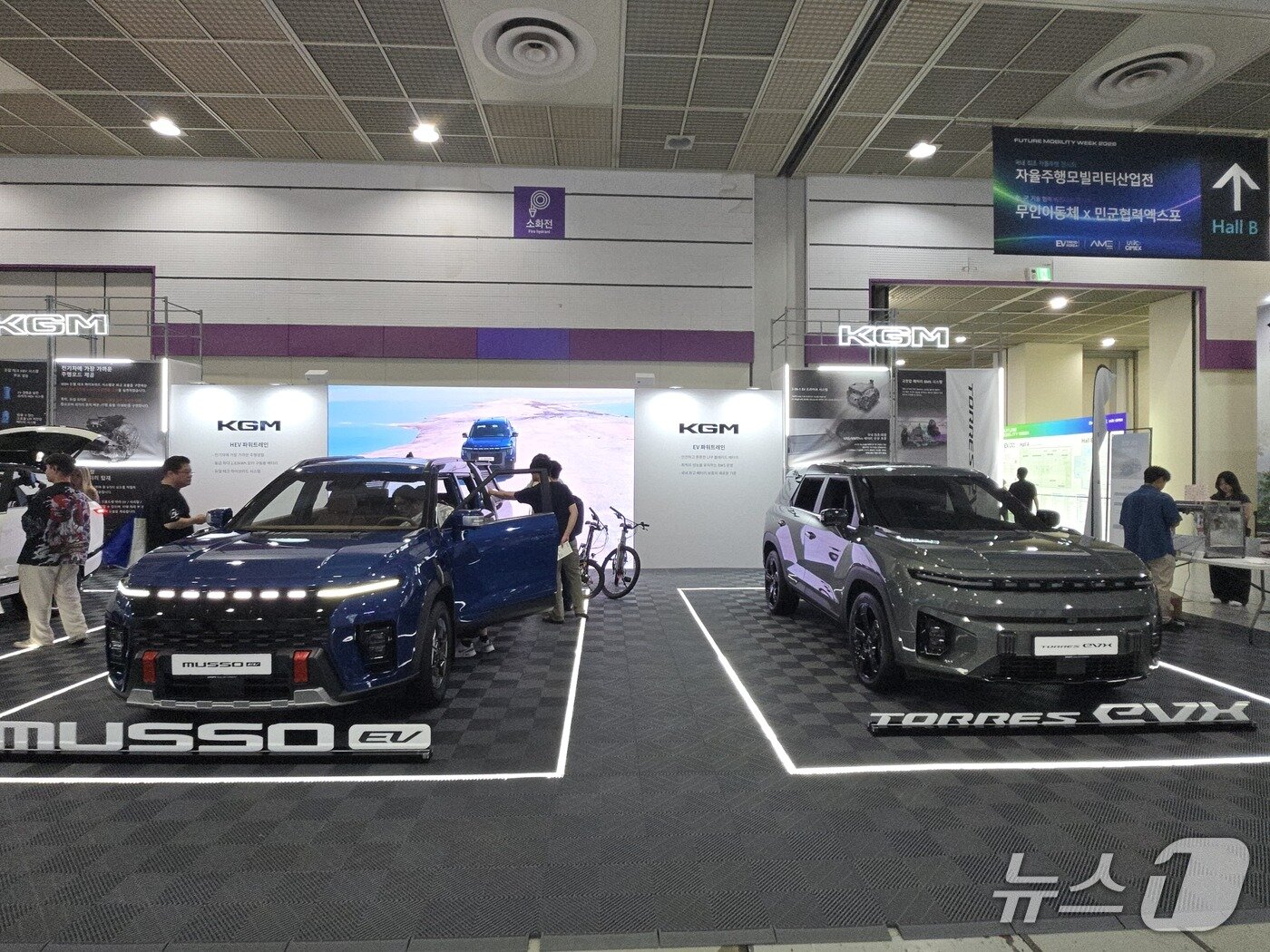 본문 이미지 - 25일 서울 강남 코엑스에서 열린 'EV트렌드코리아 2026' KG모빌리티(KGM) 전시관에서 중형 전기 픽업트럭 '무쏘 EV'(왼쪽)와 중형 SUV '액티언 하이브리드'(오른쪽)가 전시된 모습. 2026.8.25/뉴스1 김성식 기자