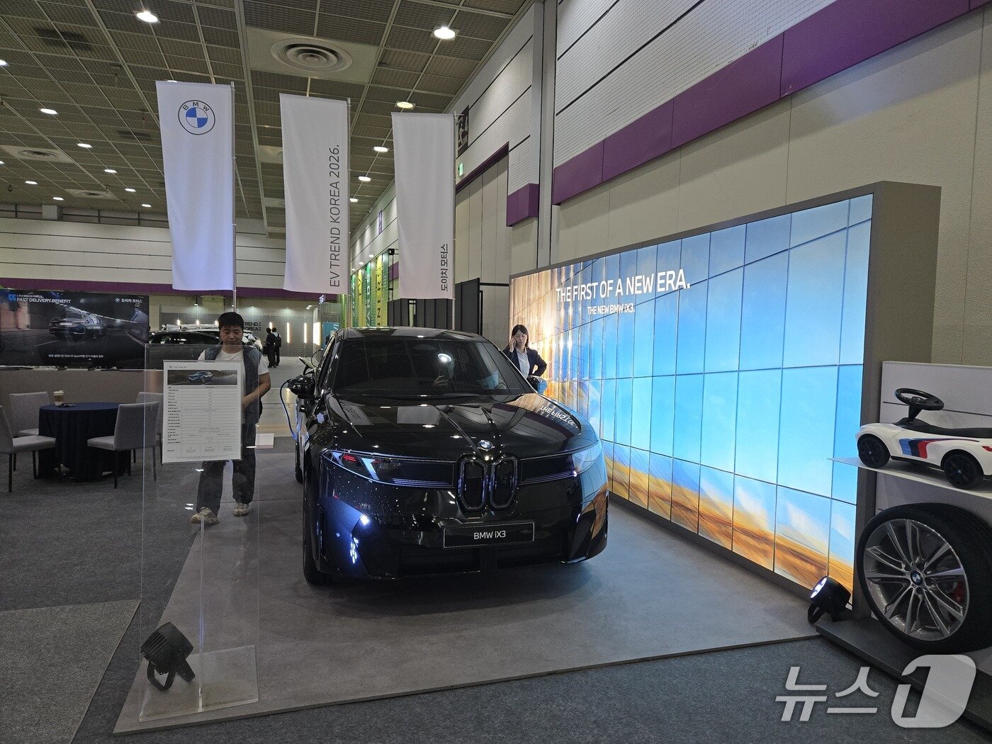 본문 이미지 - 25일 서울 강남 코엑스에서 열린 'EV트렌드코리아 2026' BMW 전시관에 중형 전기 SUV 'iX3'가 전시된 모습. 2026.8.25/뉴스1 김성식 기자