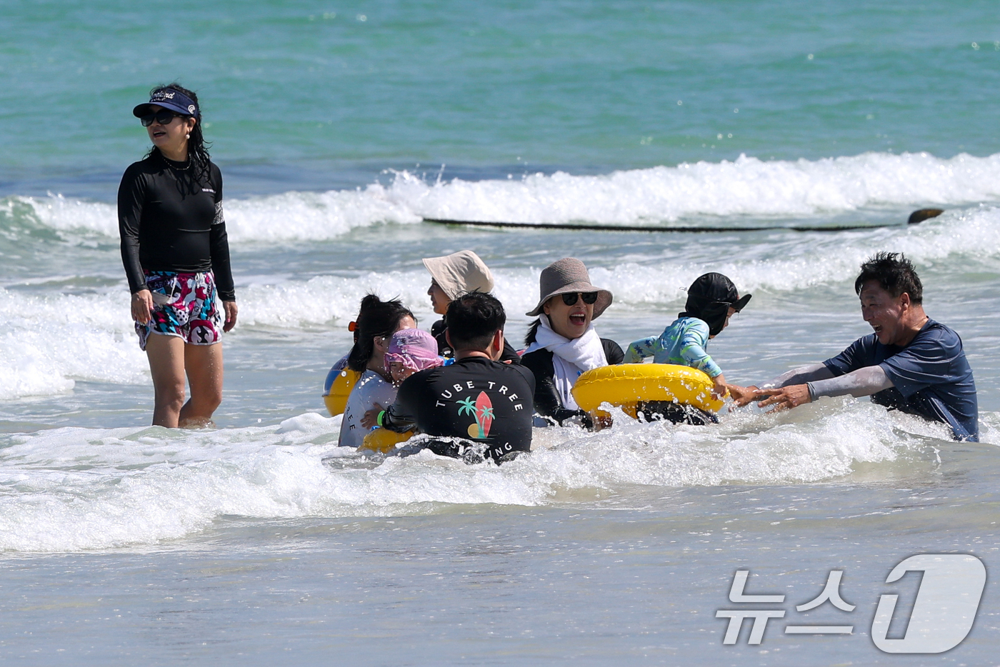 (제주=뉴스1) 안은나 기자 = 무더위가 꺾이지 않고 있는 25일 제주시 한림읍 협재해수욕장을 찾은 관광객들이 물놀이를 하고 있다. 2026.8.25/뉴스1