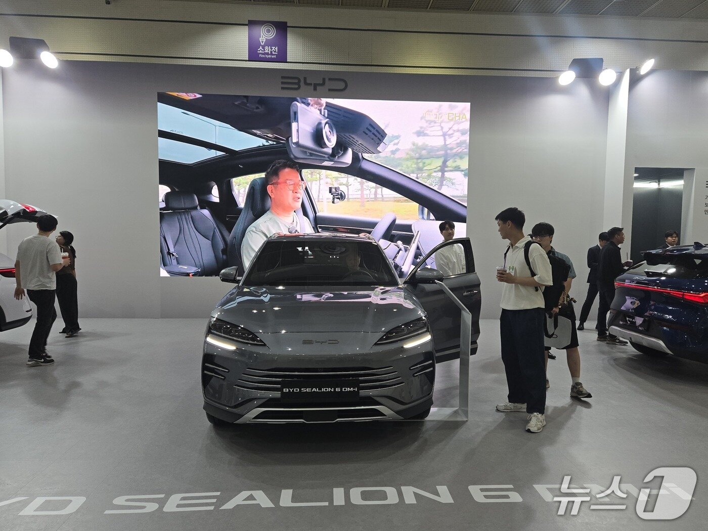 본문 이미지 - 25일 서울 강남 코엑스에서 열린 'EV트렌드코리아 2026' BYD 전시관에 중형 플러그인하이브리드(PEHV) SUV '씨라이언 6 DM-i'가 전시된 모습. 2026.8.25/뉴스1 김성식 기자