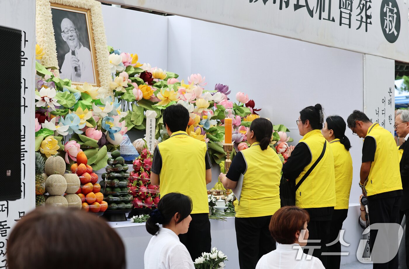 본문 이미지 - 25일 서울 강남구 봉은사 대웅전 앞마당에서 엄수된 명진스님 종교시민사회장 영결식에서 세월호 참사 유가족들이 헌화하고 있다. 2026.8.25 ⓒ 뉴스1 오대일 기자