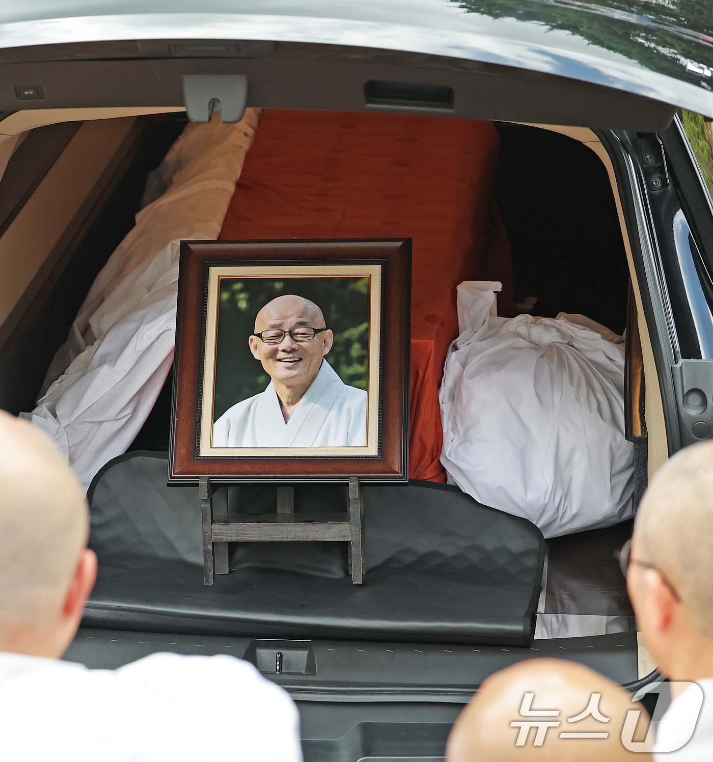 (서울=뉴스1) 오대일 기자 = 25일 서울 강남구 봉은사 대웅전 앞마당에서 엄수된 명진스님 종교시민사회장 영결식에서 스님과 불자들이 운구차량에 실린 고인의 법구를 향해 인사하고 …