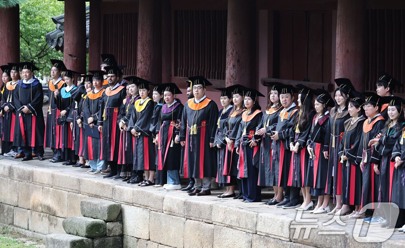 본문 이미지 - 25일 서울 종로구 성균관대학교 대성전에서 졸업생들이 2026년 여름 학위수여식에 앞서 문묘고유례(文廟告由禮)를 지내고 있다.  2026.8.25 ⓒ 뉴스1 이종수 기자