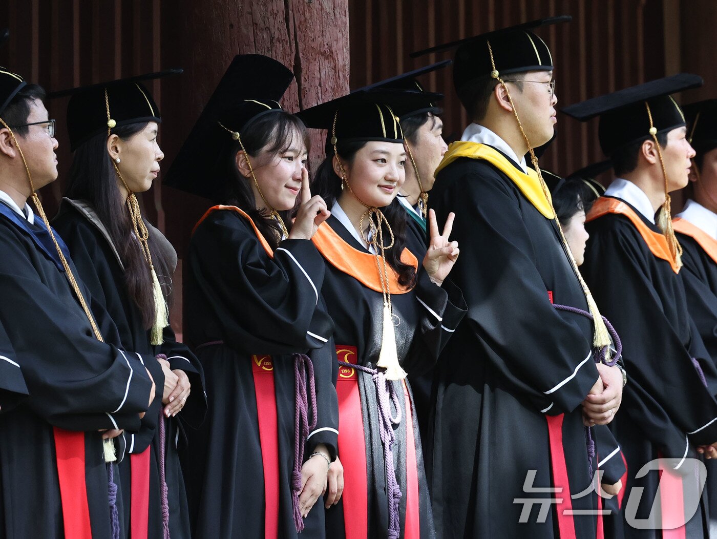 본문 이미지 - 25일 서울 종로구 성균관대학교 대성전에서 졸업생들이 2026년 여름 학위수여식에 앞서 문묘고유례(文廟告由禮)를 지내고 있다.  2026.8.25 ⓒ 뉴스1 이종수 기자