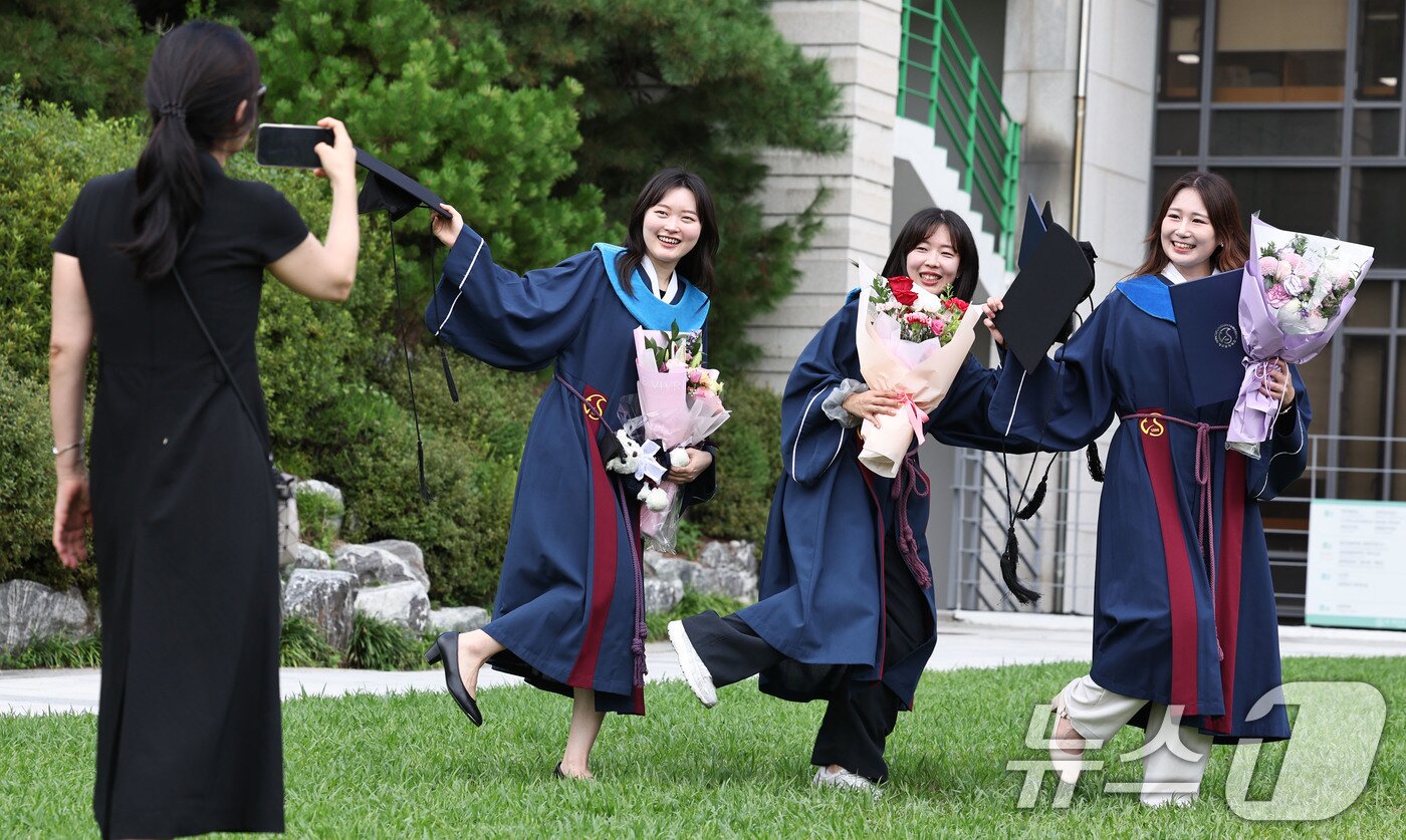 본문 이미지 - 25일 서울 종로구 성균관대학교에서 졸업생들이 2026년 여름 학위수여식을 마치고 기념사진을 촬영하고 있다. 2026.8.25 ⓒ 뉴스1 이종수 기자