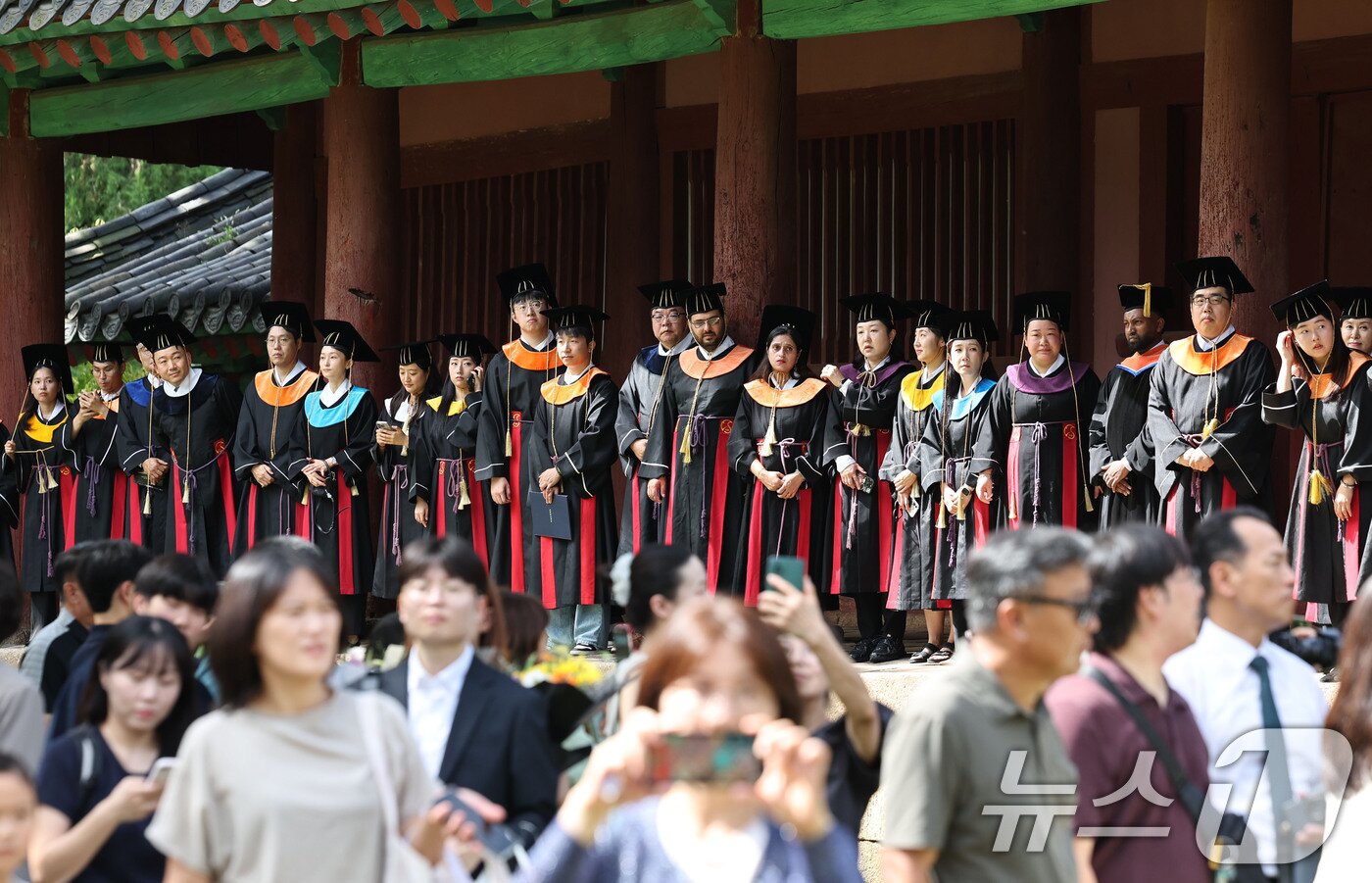 본문 이미지 - 25일 서울 종로구 성균관대학교 대성전에서 졸업생들이 2026년 여름 학위수여식에 앞서 문묘고유례(文廟告由禮)를 지내고 있다. 2026.8.25 ⓒ 뉴스1 이종수 기자