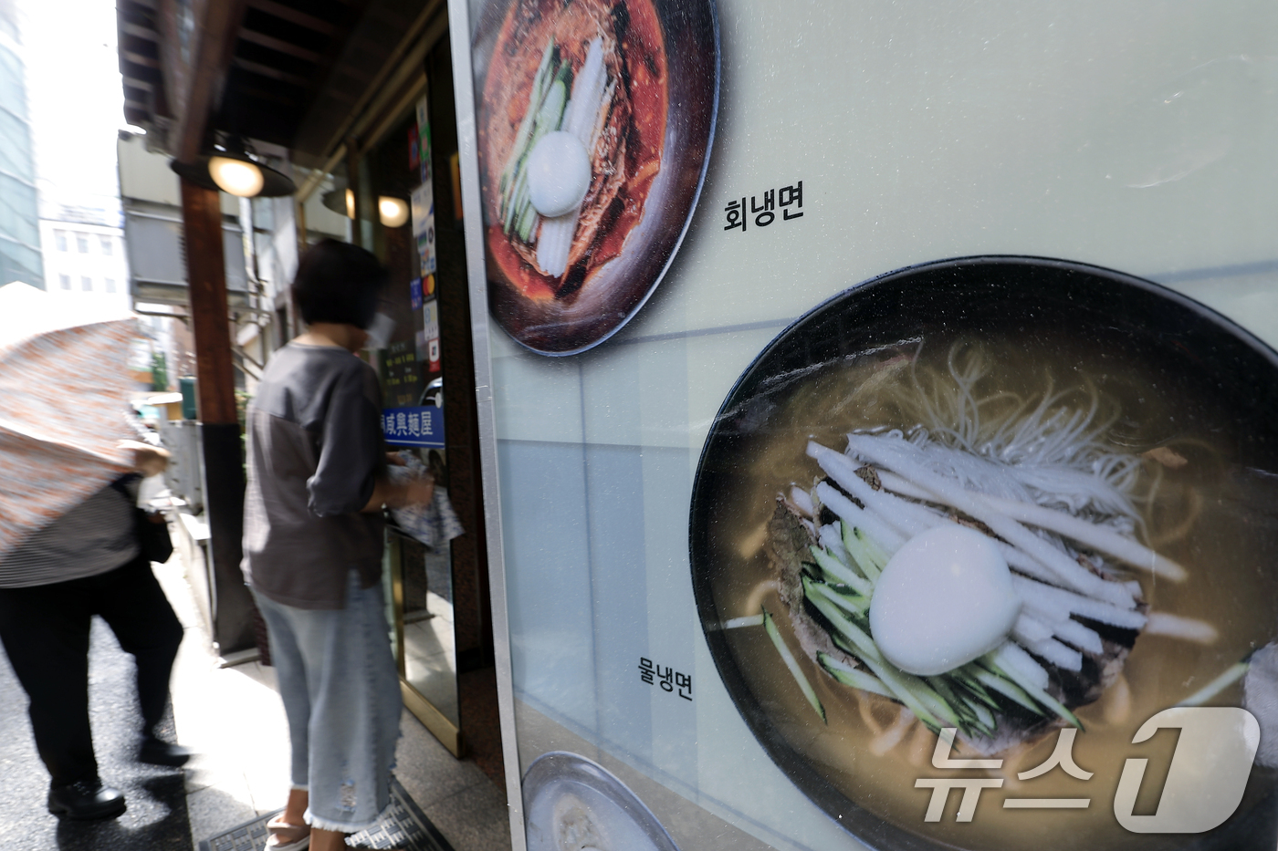 (서울=뉴스1) 박정호 기자 = 한국소비자원 가격정보종합포털 참가격에 따르면 지난달 서울 지역 평균 냉면 가격은 12,692원, 삼계탕은 18,192원, 삼겹살(200g)은 20, …