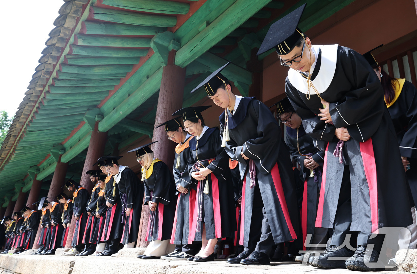 (서울=뉴스1) 이종수 기자 = 25일 서울 종로구 성균관대학교 대성전에서 졸업생들이 2026년 여름 학위수여식에 앞서 문묘고유례(文廟告由禮)를 지내고 있다. 고유례는 입학과 졸업 …