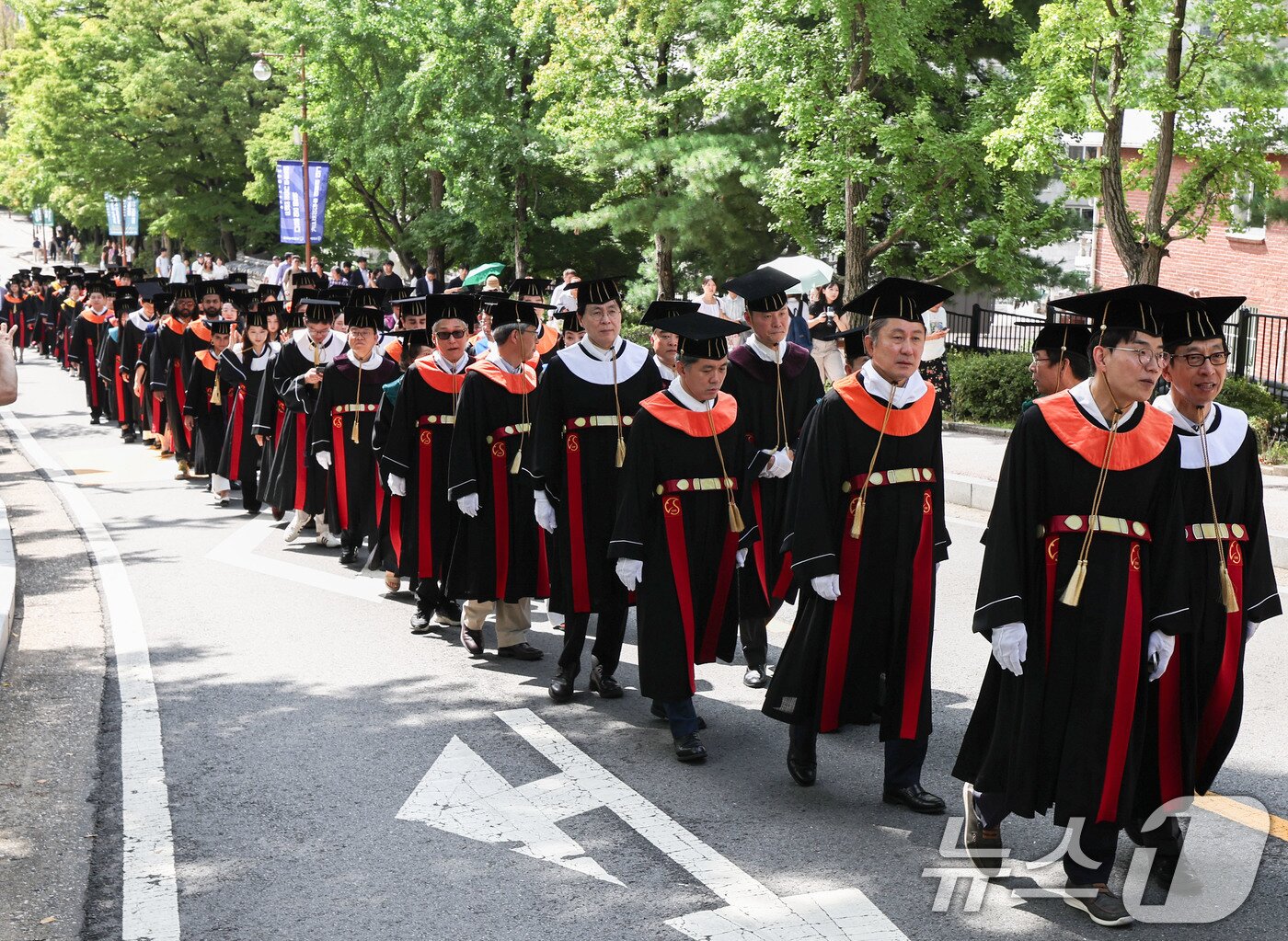 본문 이미지 - 25일 서울 종로구 성균관대학교에서 졸업생들이 2026년 여름 학위수여식에 앞서 문묘고유례(文廟告由禮)를 지내고 이동하고 있다. 2026.8.25 ⓒ 뉴스1 이종수 기자