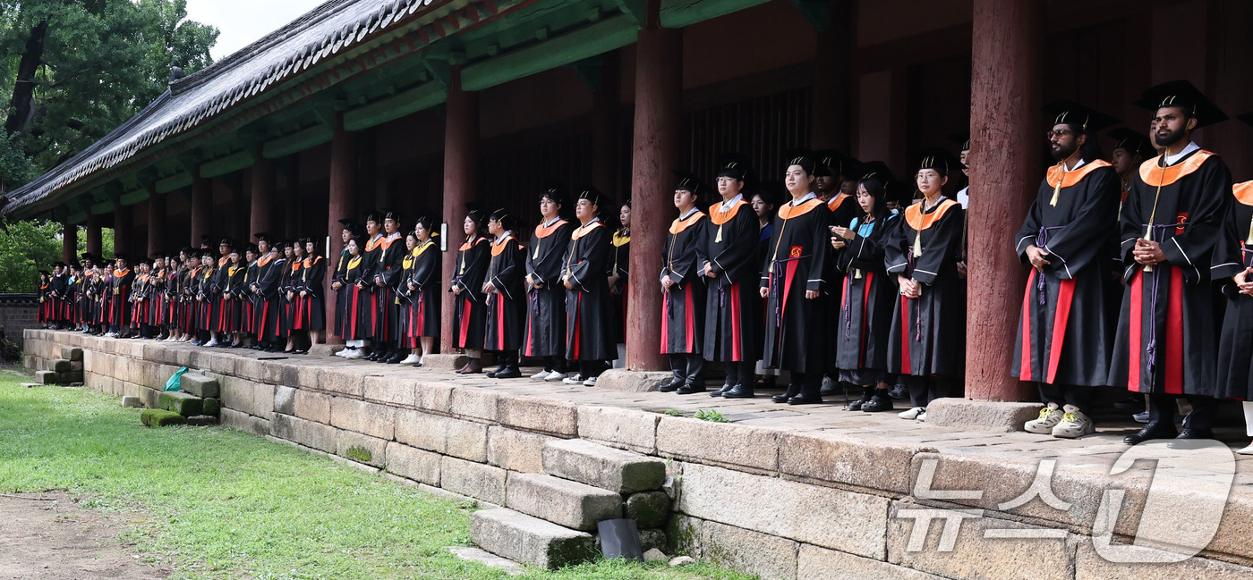 (서울=뉴스1) 이종수 기자 = 25일 서울 종로구 성균관대학교 대성전에서 졸업생들이 2026년 여름 학위수여식에 앞서 문묘고유례(文廟告由禮)를 지내고 있다. 고유례는 입학과 졸업 …