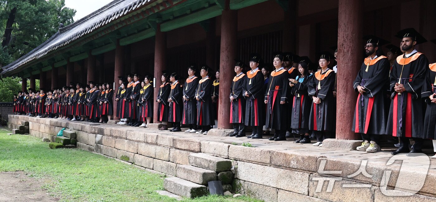본문 이미지 - 25일 서울 종로구 성균관대학교 대성전에서 졸업생들이 2026년 여름 학위수여식에 앞서 문묘고유례(文廟告由禮)를 지내고 있다. 2026.8.25 ⓒ 뉴스1 이종수 기자