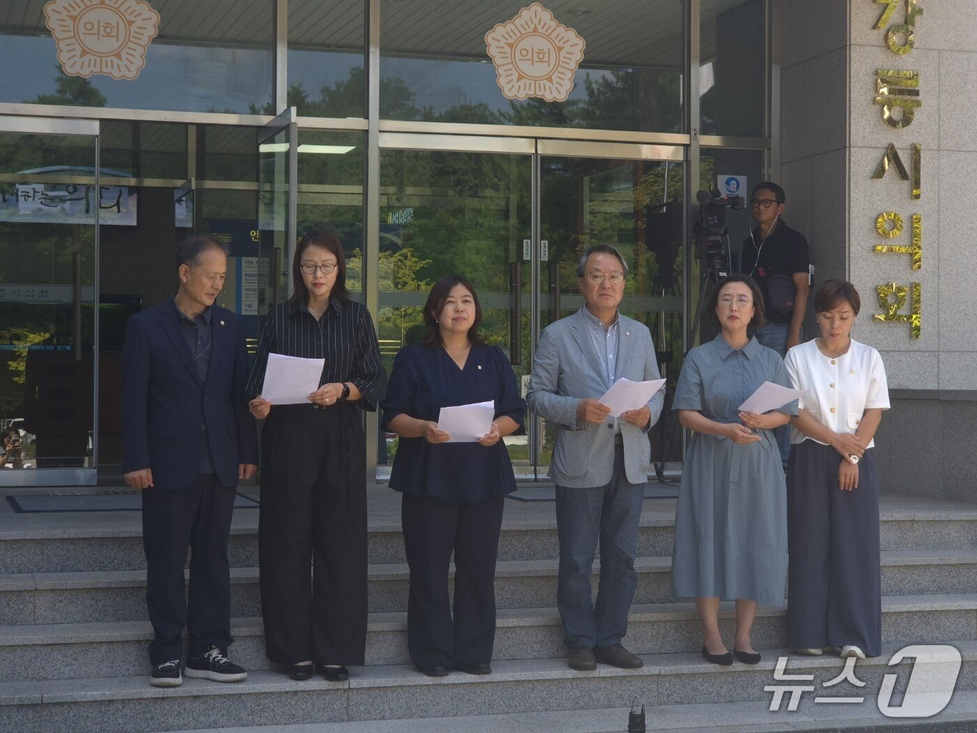 본문 이미지 - 강릉시의회 더불어민주당 소속 의원 5명이 지난 24일 시의회 앞에서 기자회견을 열고 허병관 의장이 독단적으로 의회를 운영하고 있다며 규탄하고 있다.(뉴스1 DB)