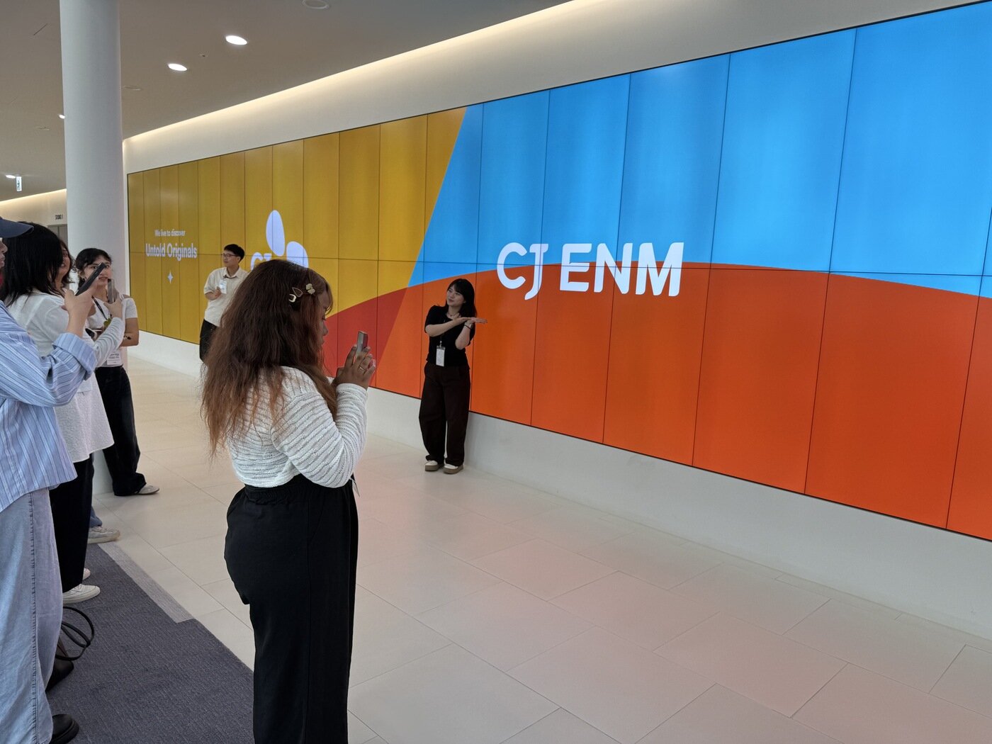 본문 이미지 - 경기 파주시 CJENM 스튜디오 센터에서 2026 'K-브랜드' 글로벌 캠프 참가자들이 사진을 찍고 있다. ⓒ 뉴스1 황두현 기자
