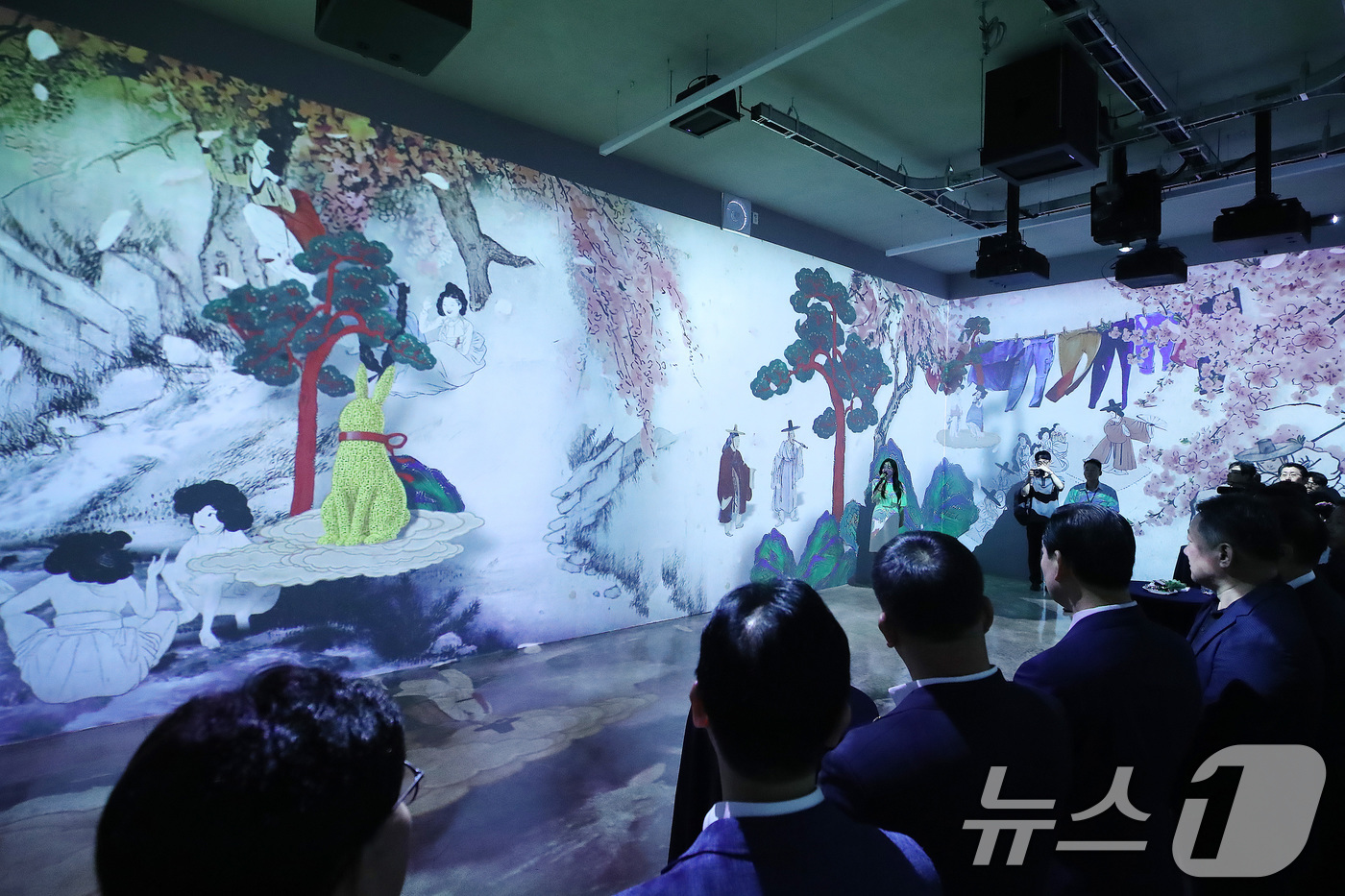 (대구=뉴스1) 공정식 기자 = 25일 대구 남구 빨래터공원에 개관한 미디어아트 전시장 '앞산 빛마루채'를 찾은 시민들이 개관 기념 이이남 작가 작품전을 관람하고 있다.이이남 작가 …