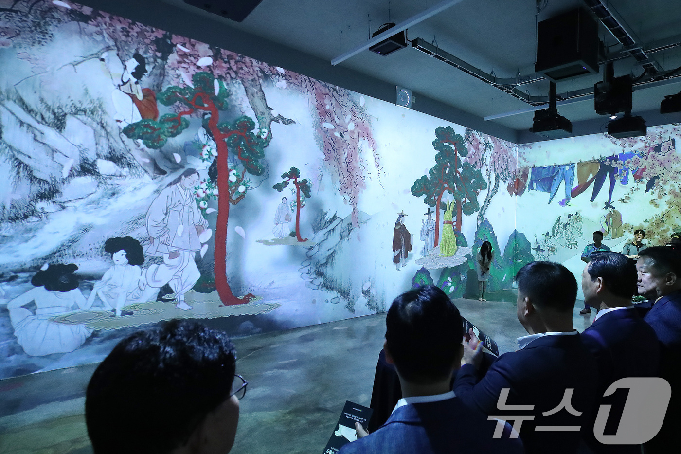 (대구=뉴스1) 공정식 기자 = 25일 대구 남구 빨래터공원에 개관한 미디어아트 전시장 '앞산 빛마루채'를 찾은 시민들이 개관 기념 이이남 작가 작품전을 관람하고 있다.이이남 작가 …